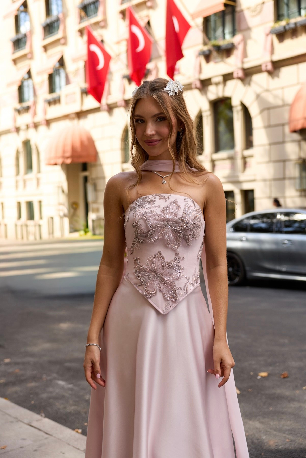TheElsa | Hera Artemis Oval Yaka Açık Pudra Pembe Saten Kloş Korse Etek Nikah Nişan Söz ElbisesiRENKLİ DANTEL ELBİSELERHera Artemis Oval Yaka Açık Pudra Pembe Saten Kloş Korse Etek Nikah Nişan Söz Elbisesi