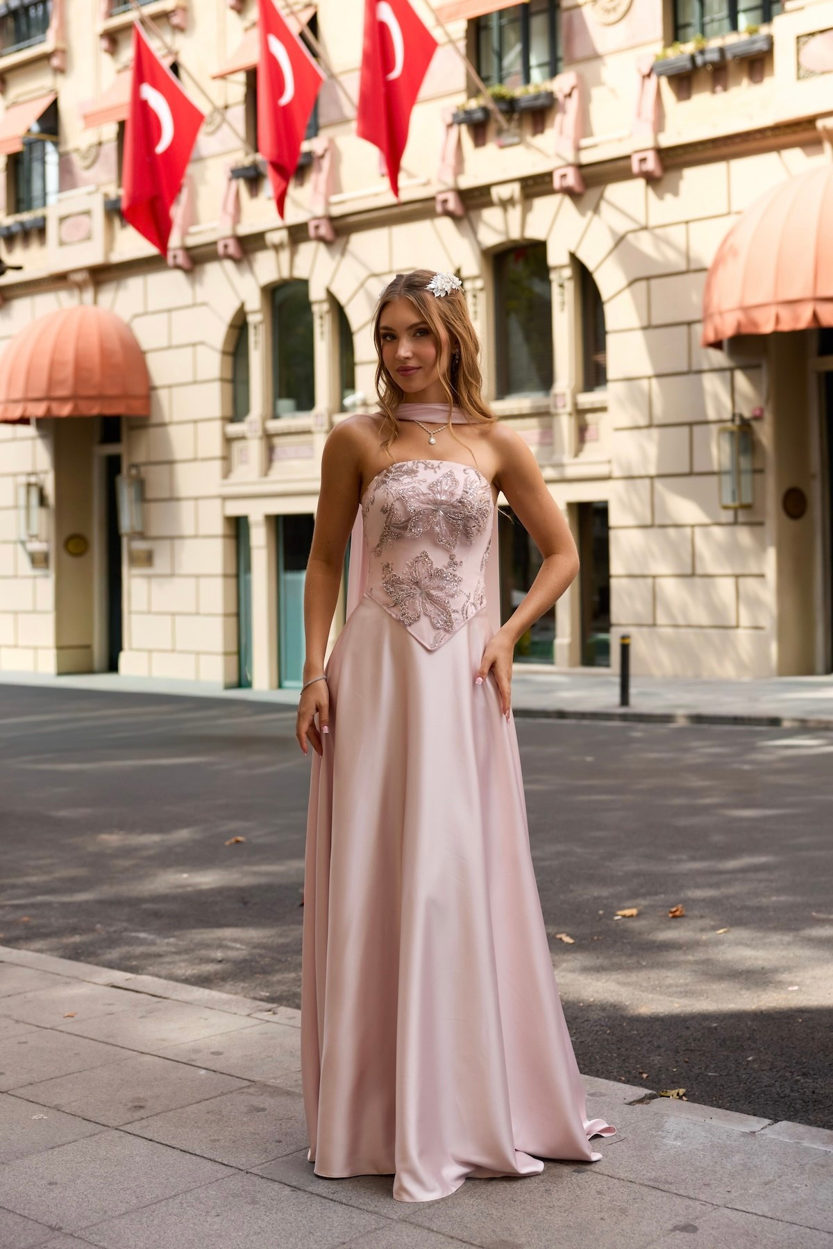TheElsa | Hera Artemis Oval Yaka Açık Pudra Pembe Saten Kloş Korse Etek Nikah Nişan Söz ElbisesiRENKLİ DANTEL ELBİSELERHera Artemis Oval Yaka Açık Pudra Pembe Saten Kloş Korse Etek Nikah Nişan Söz Elbisesi