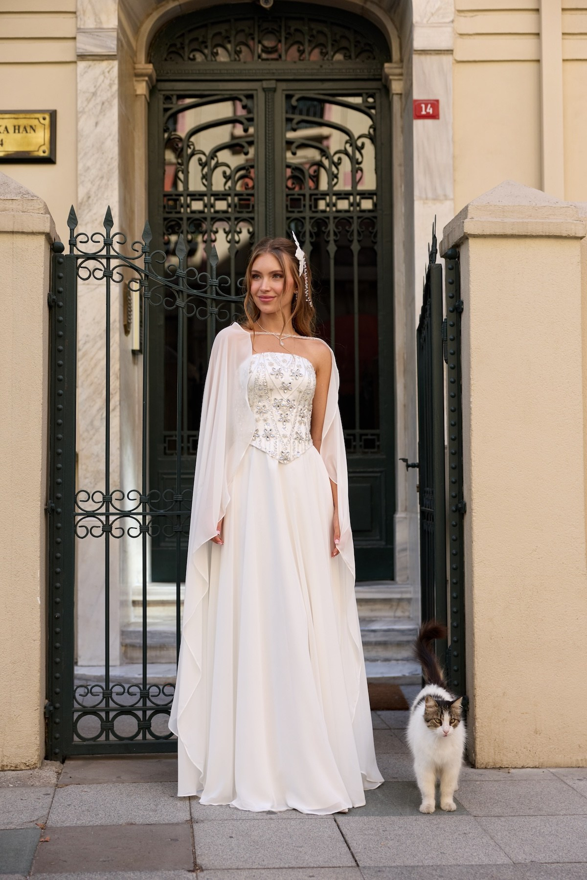 TheElsa | Hera Laura Beyaz Kristal Şifon Şal Nikah Nişan Söz ElbisesiÖZEL ÜRETİM TASARIM ELBİSELERHera Laura Beyaz Kristal Şifon Şal Nikah Nişan Söz Elbisesi
