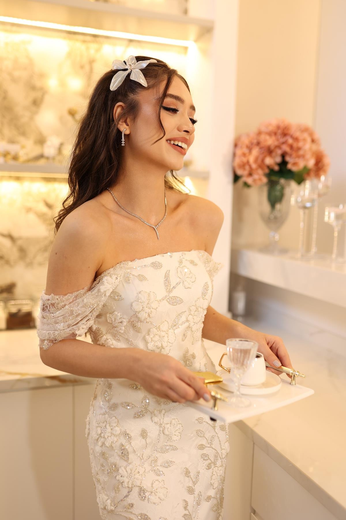 TheElsa | KALİNA BEYAZ KALEMBEYAZ DANTEL ELBİSELERKalina Beyaz Kalem Çiçekli Özel Tasarım Dantel Nişan Nikah Elbise