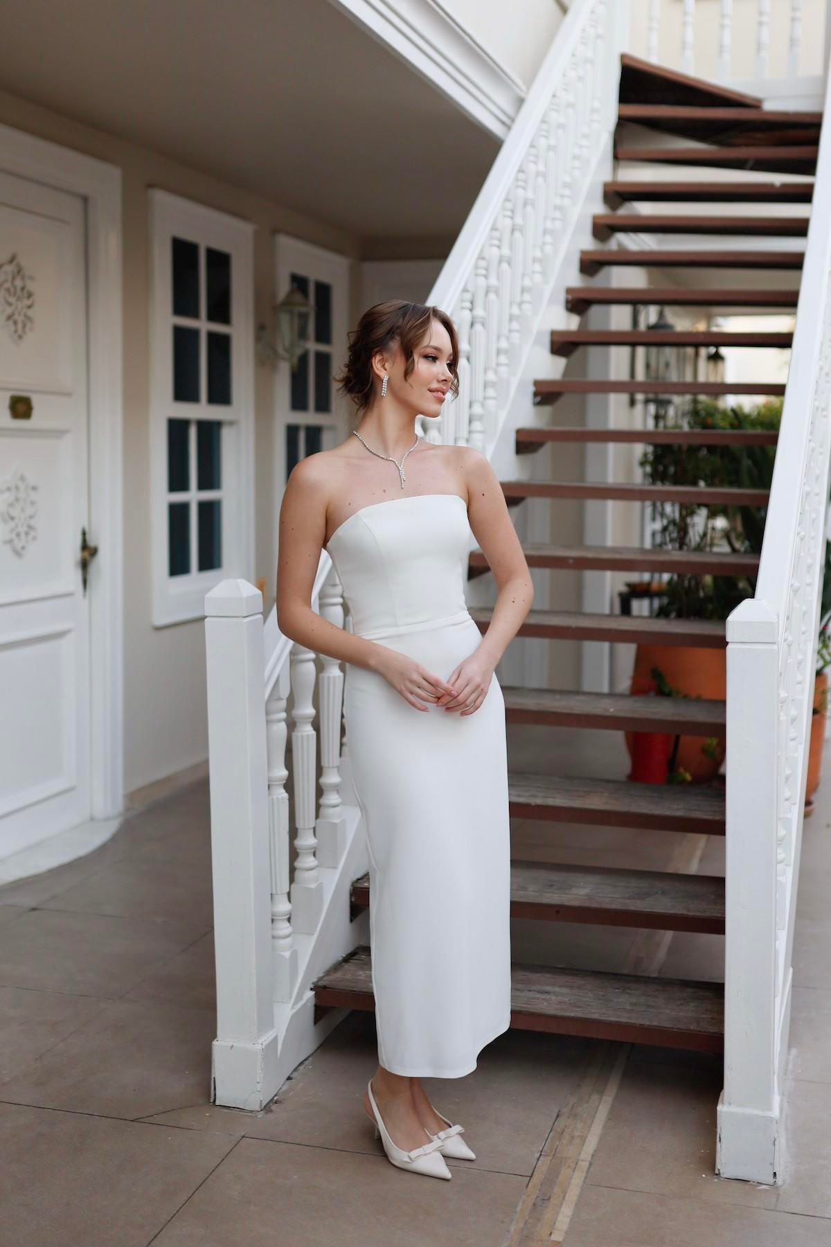 TheElsa | Kişiye Özel Üretim Abiye Elbise | Larissa Beyaz Özel Tasarım Dantel Detaylı Kalem Nikah Nişan ElbisesiSADE ELBİSELERLarissa Beyaz Özel Tasarım Dantel Detaylı Kalem Nikah Nişan Elbisesi
