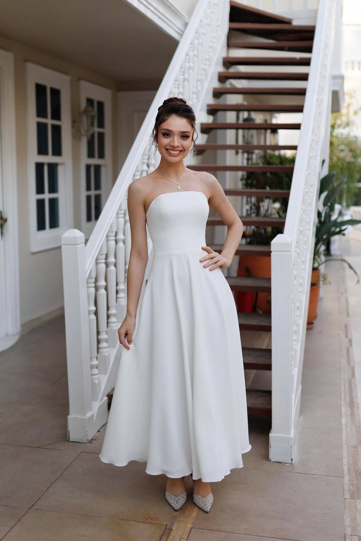 TheElsa | Kişiye Özel Üretim Abiye Elbise | Larissa Prenses Beyaz Özel Tasarım Dantel Detaylı Nikah Nişan ElbisesiSADE ELBİSELERLarissa Prenses Beyaz Özel Tasarım Dantel Detaylı Nikah Nişan Elbisesi