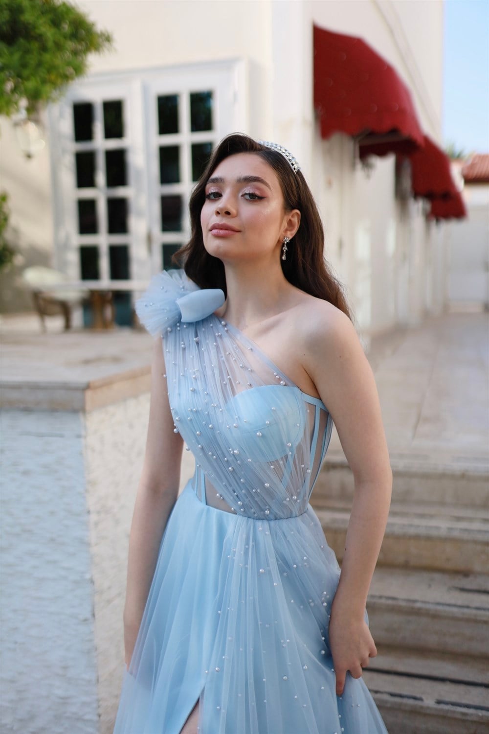 TheElsa | GİYİM | TAKI | Lavien Bebek Mavi İncili Özel Tasarım Yırtmaçlı Uzun Abiye ElbiseELBİSELavien Bebek Mavi İncili Özel Tasarım Yırtmaçlı Uzun Abiye Elbise
