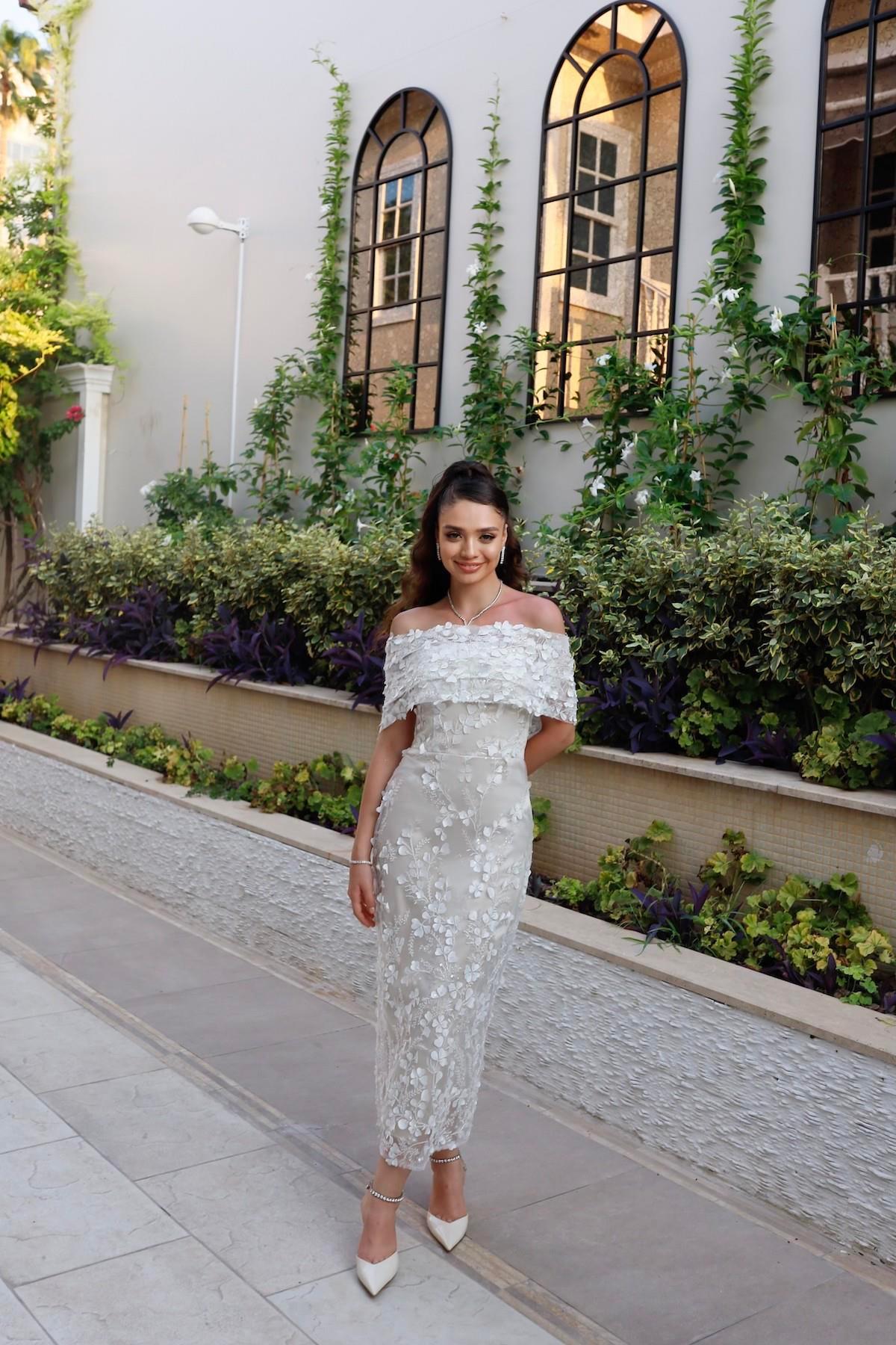TheElsa | Kişiye Özel Üretim Abiye Elbise | Lavinya Beyaz Çiçekli Özel Tasarım Dantel Abiye ElbiseÖZEL ÜRETİM ELBİSELavinya White Floral Special Design Lace Evening Dress