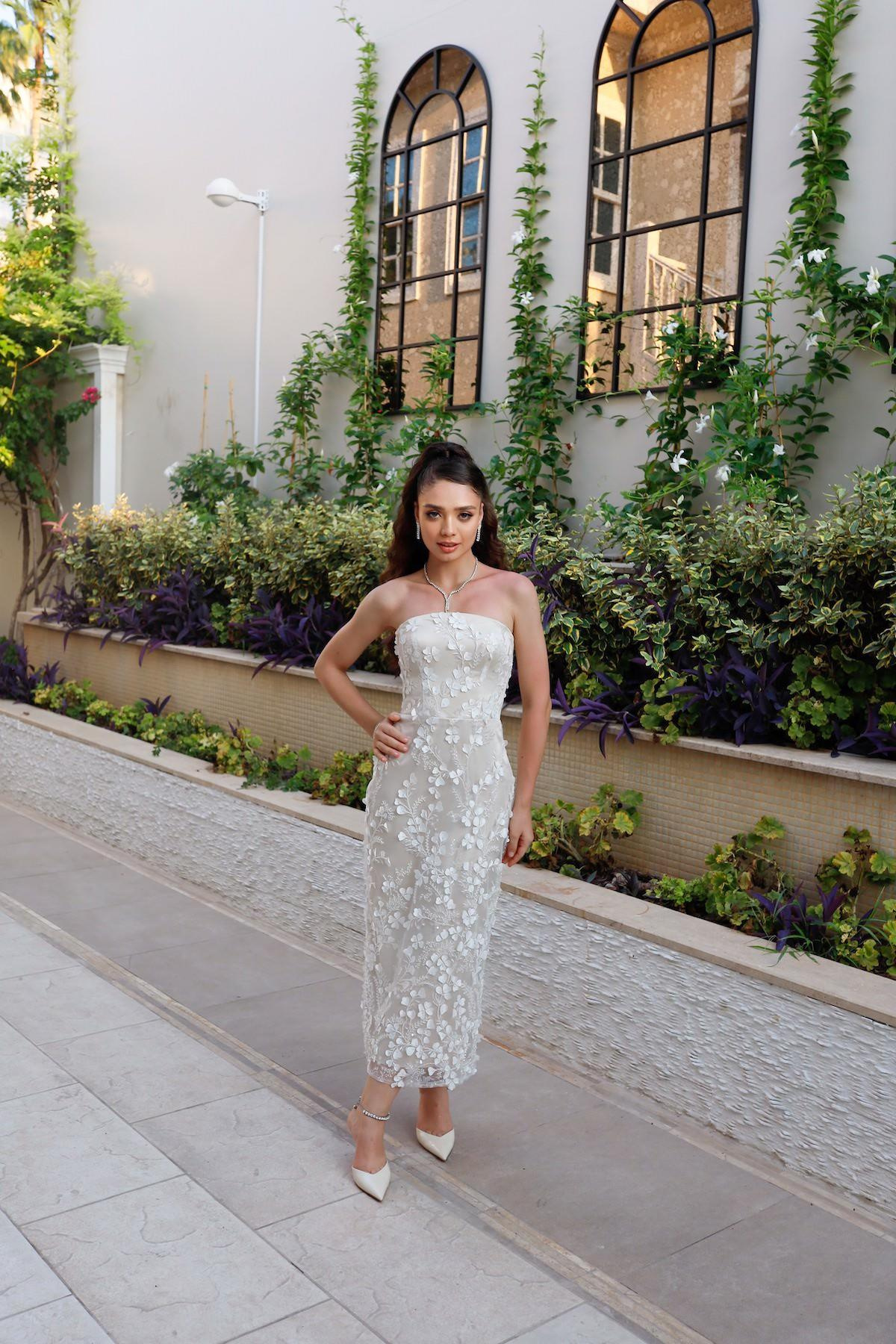 TheElsa | Kişiye Özel Üretim Abiye Elbise | Lavinya Beyaz Çiçekli Özel Tasarım Dantel Abiye ElbiseÖZEL ÜRETİM ELBİSELavinya White Floral Special Design Lace Evening Dress