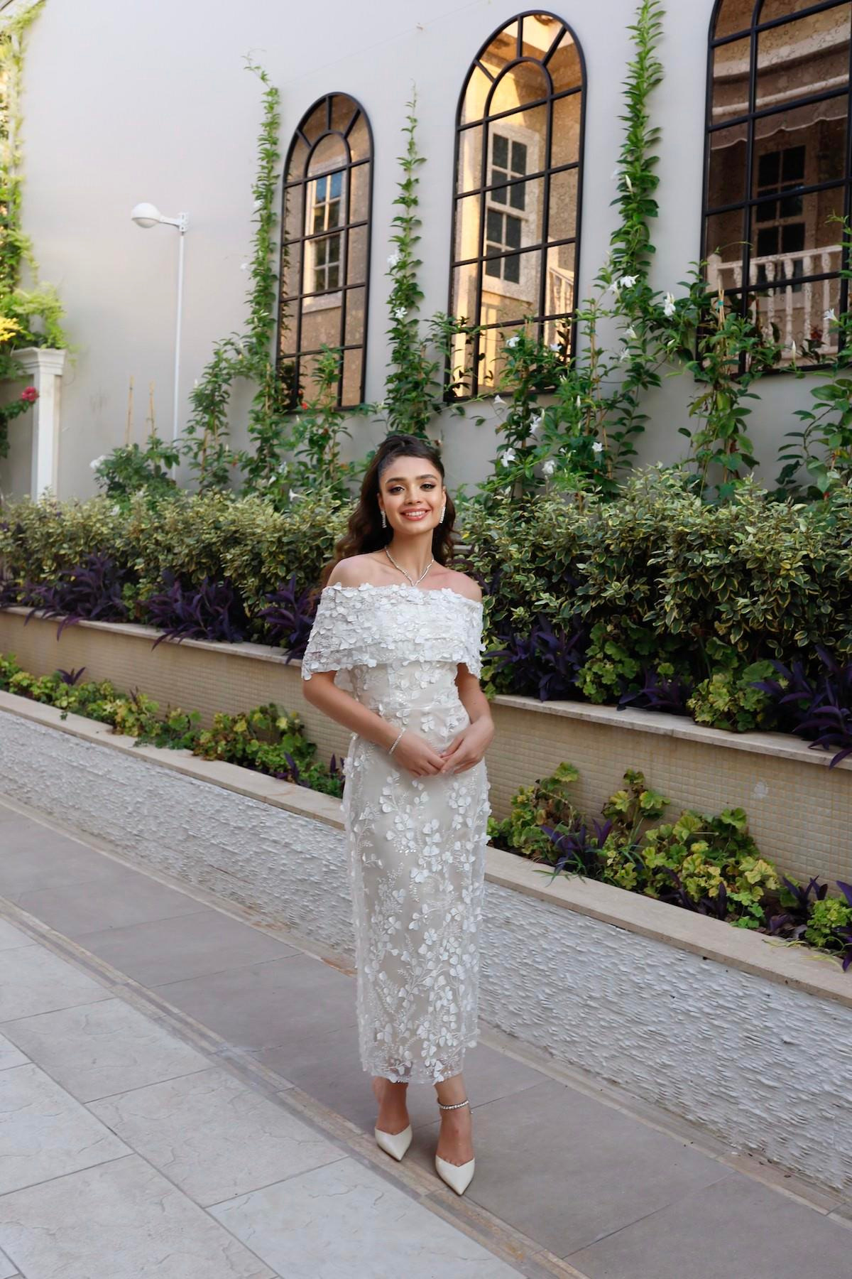 TheElsa | Kişiye Özel Üretim Abiye Elbise | Lavinya Beyaz Çiçekli Özel Tasarım Dantel Abiye ElbiseÖZEL ÜRETİM ELBİSELavinya White Floral Special Design Lace Evening Dress