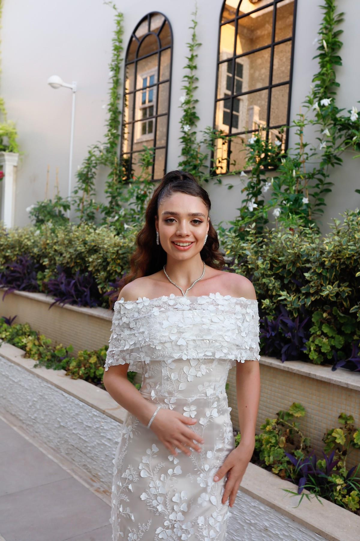 TheElsa | Kişiye Özel Üretim Abiye Elbise | Lavinya Beyaz Çiçekli Özel Tasarım Dantel Abiye ElbiseÖZEL ÜRETİM ELBİSELavinya White Floral Special Design Lace Evening Dress