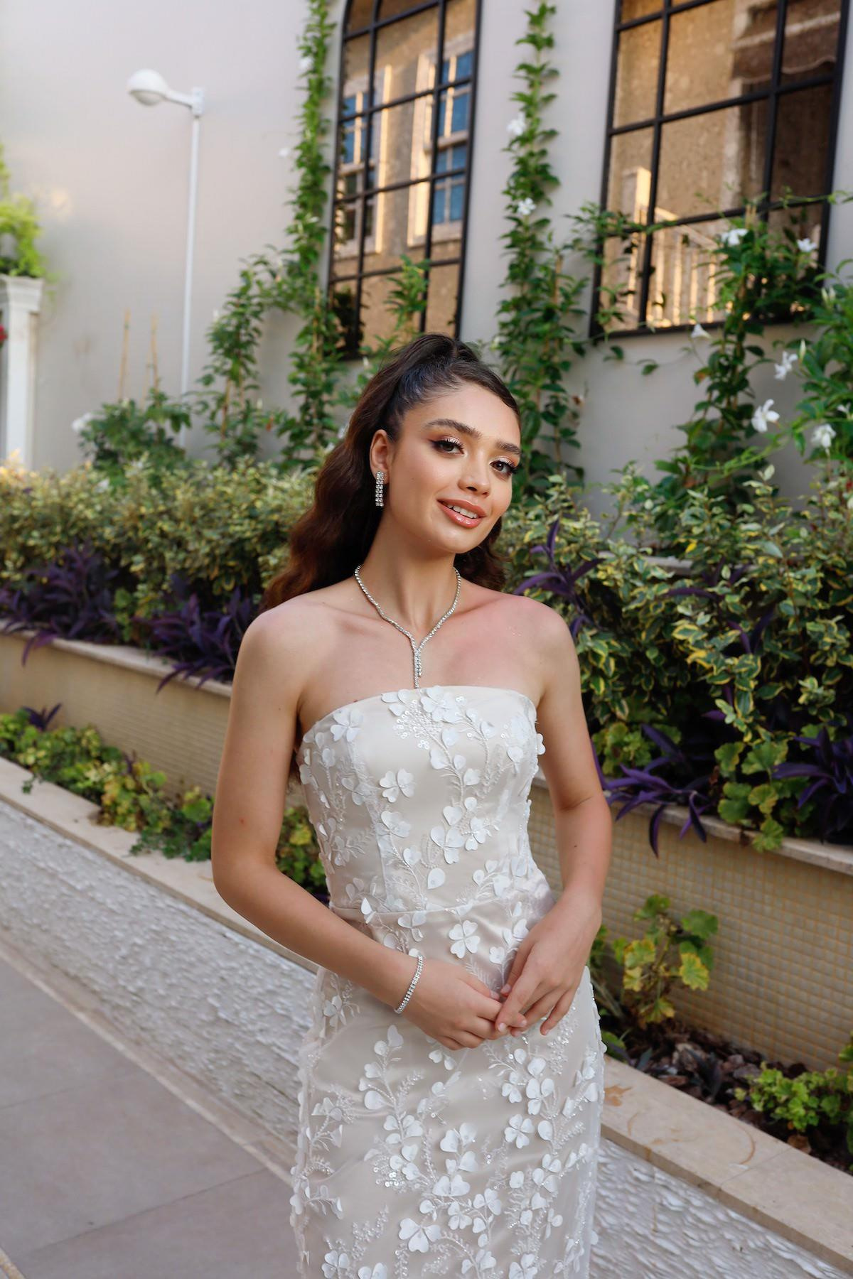 TheElsa | Kişiye Özel Üretim Abiye Elbise | Lavinya Beyaz Çiçekli Özel Tasarım Dantel Abiye ElbiseÖZEL ÜRETİM ELBİSELavinya White Floral Special Design Lace Evening Dress