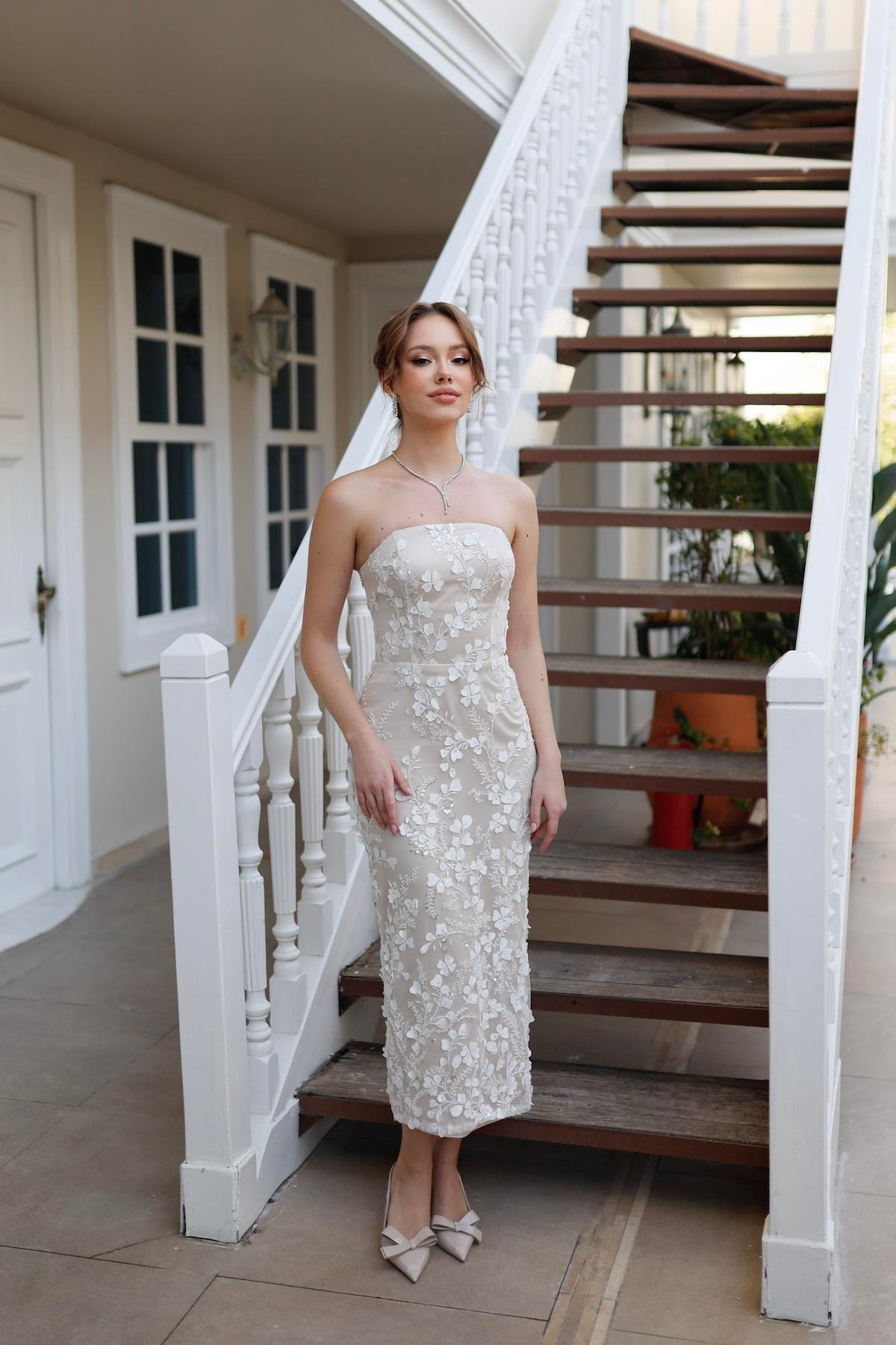 TheElsa | Kişiye Özel Üretim Abiye Elbise | Lavinya Beyaz Çiçekli Özel Tasarım Dantel Abiye ElbiseÖZEL ÜRETİM ELBİSELavinya White Floral Special Design Lace Evening Dress