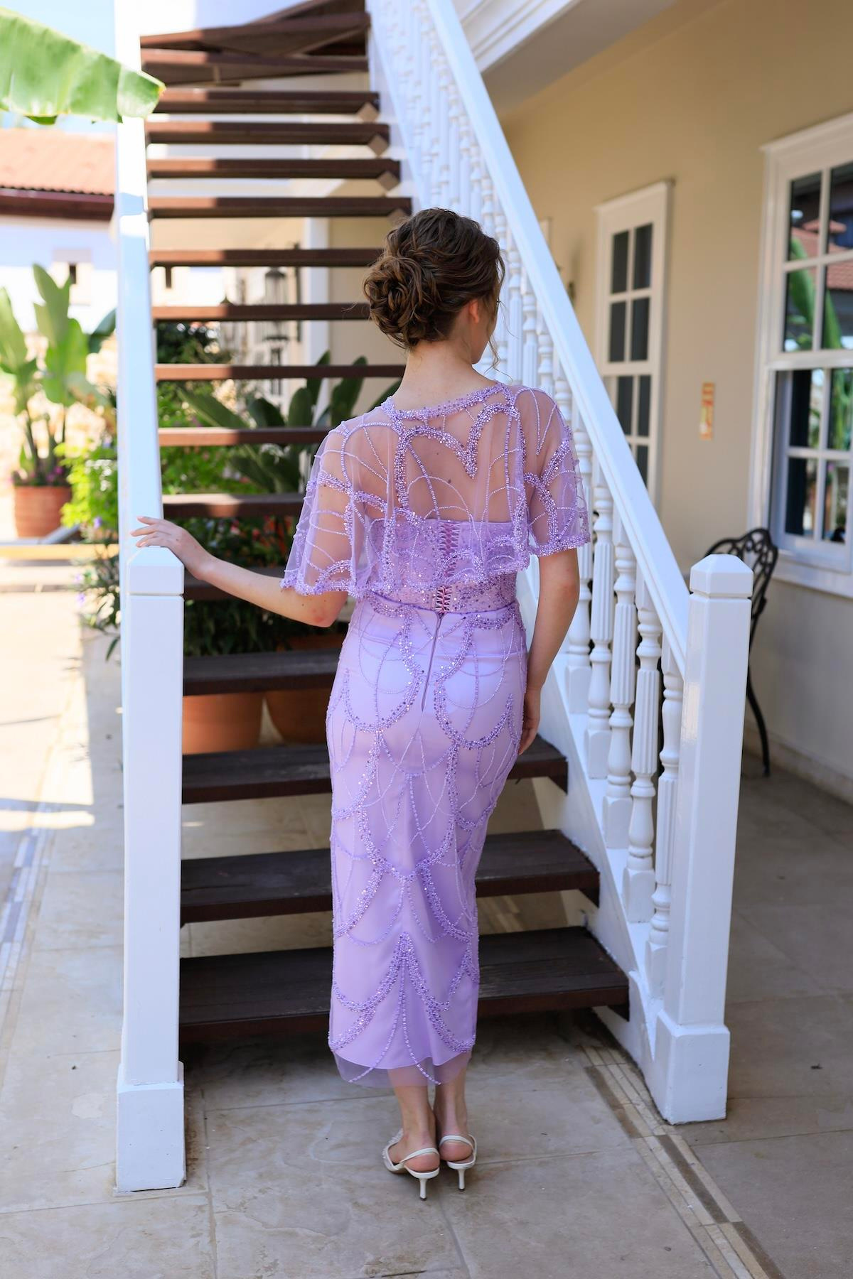 TheElsa | LİLYADANTEL ELBİSELERLilya Dantel Pelerinli Tasarım Nişan Elbisesi