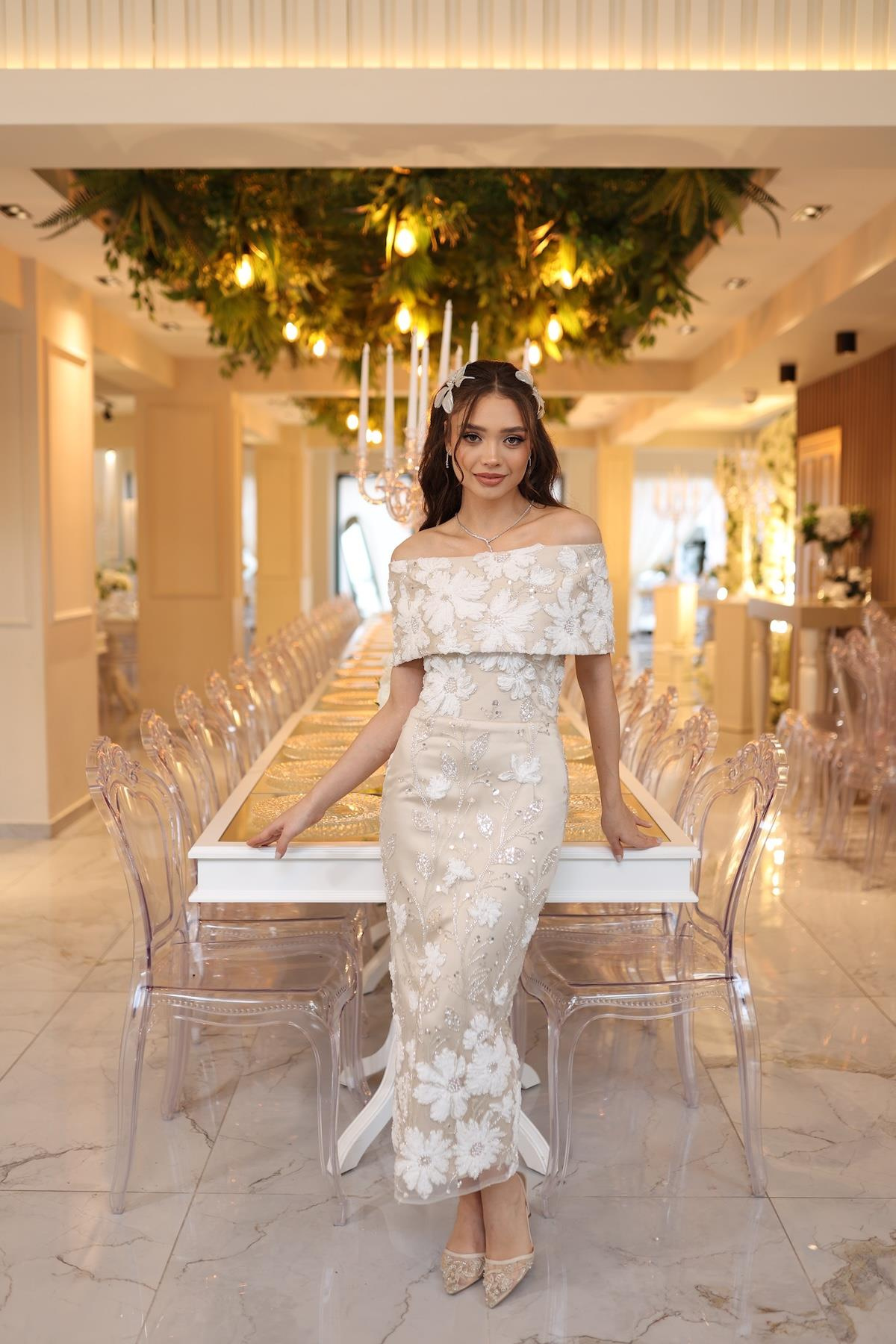 TheElsa | MARGARET BEYAZBEYAZ DANTEL ELBİSELERMargaret Saten Bolero Beyaz Çiçekli Nişan Nikah Davet Elbise