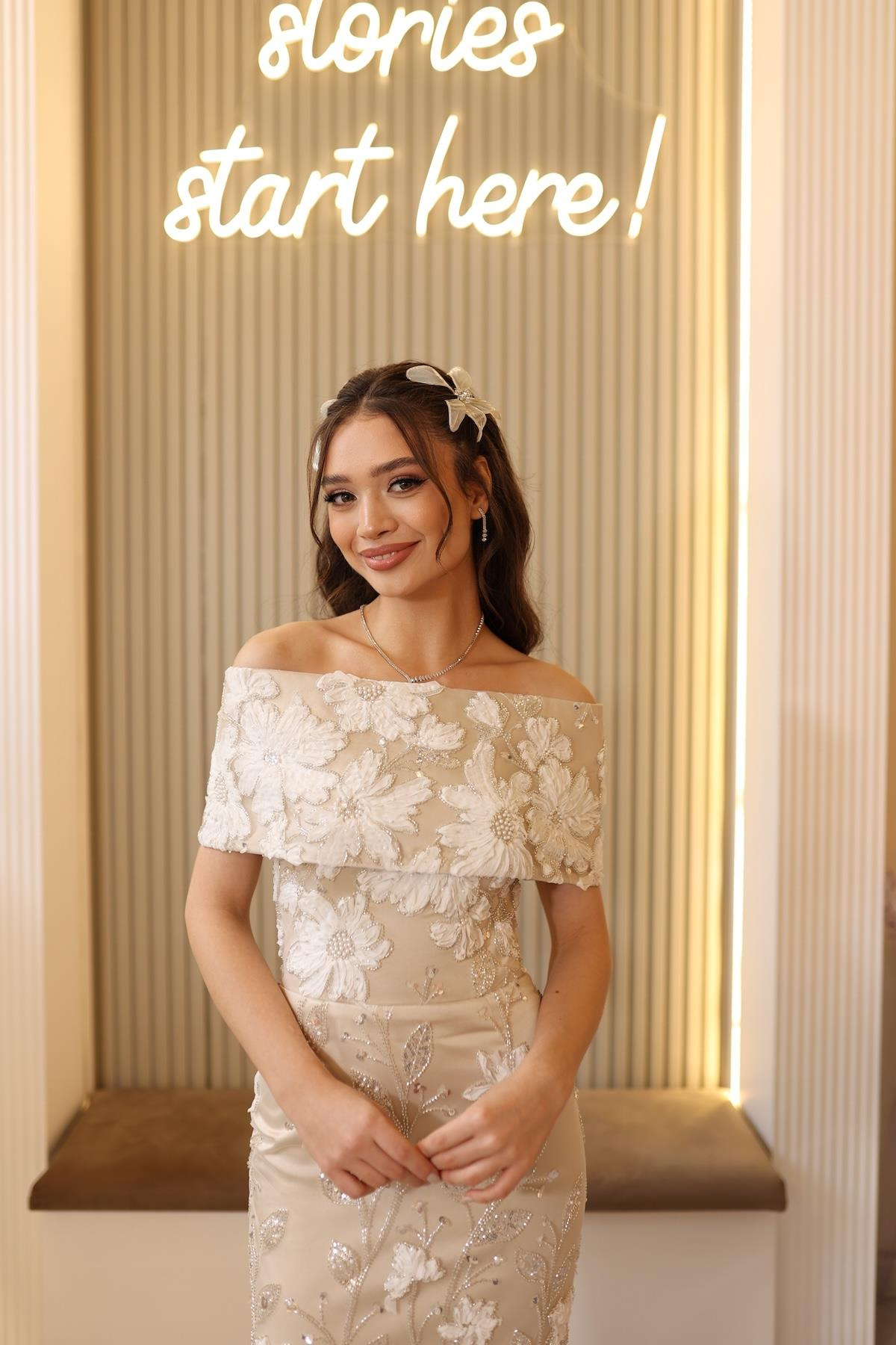 TheElsa | MARGARET BEYAZBEYAZ DANTEL ELBİSELERMargaret Saten Bolero Beyaz Çiçekli Nişan Nikah Davet Elbise
