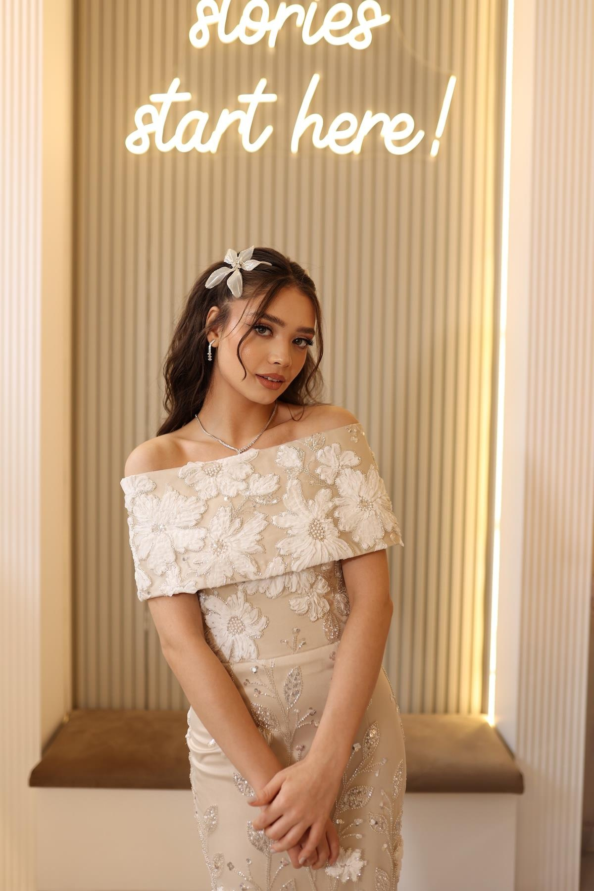 TheElsa | MARGARET BEYAZBEYAZ DANTEL ELBİSELERMargaret Saten Bolero Beyaz Çiçekli Nişan Nikah Davet Elbise