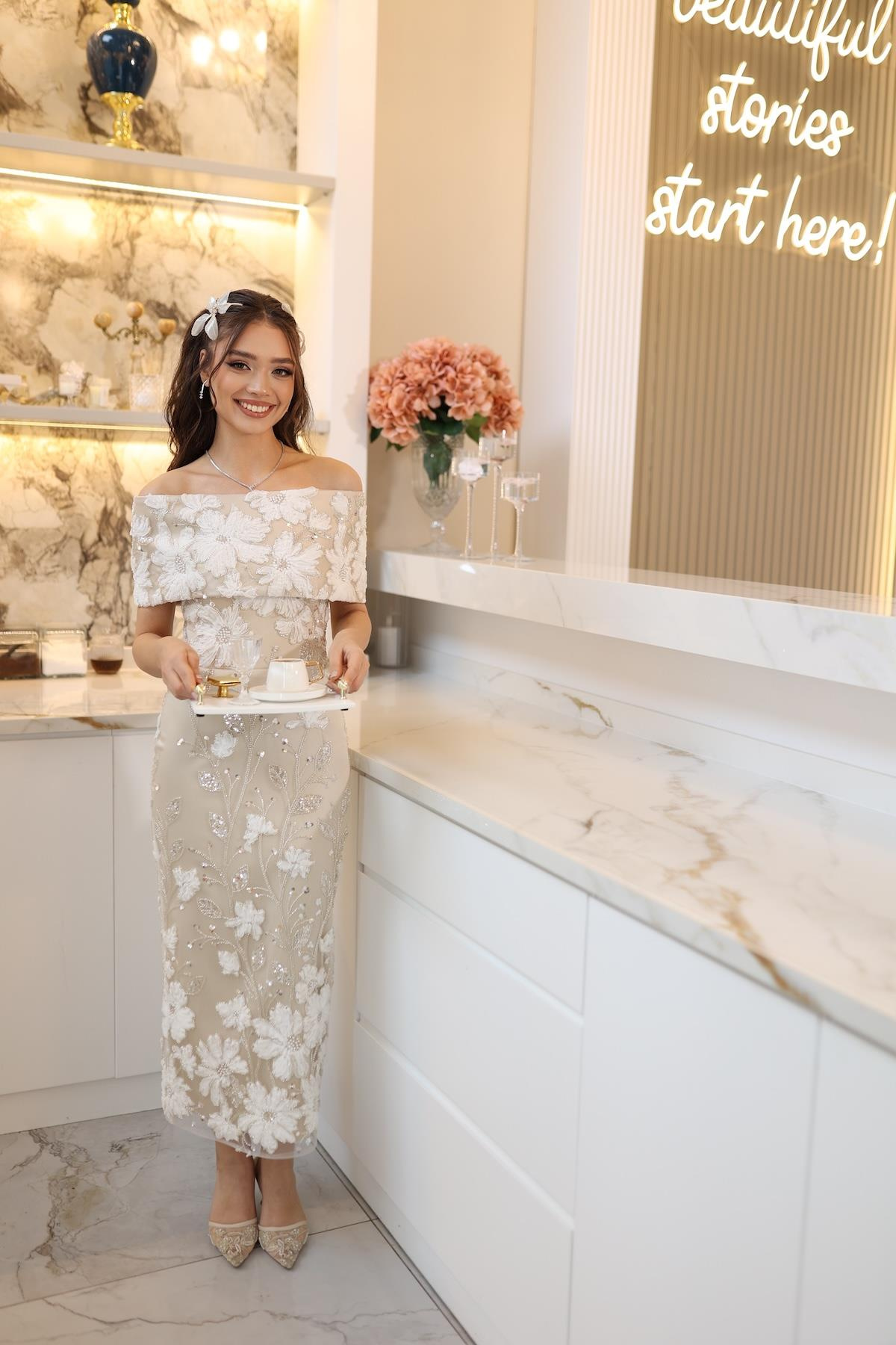 TheElsa | MARGARET BEYAZBEYAZ DANTEL ELBİSELERMargaret Saten Bolero Beyaz Çiçekli Nişan Nikah Davet Elbise