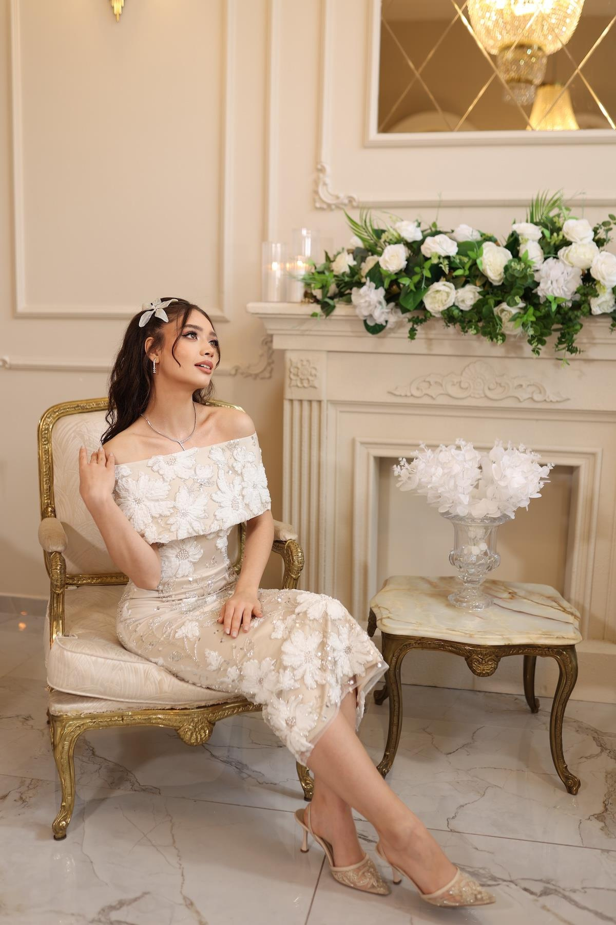 TheElsa | MARGARET BEYAZBEYAZ DANTEL ELBİSELERMargaret Saten Bolero Beyaz Çiçekli Nişan Nikah Davet Elbise