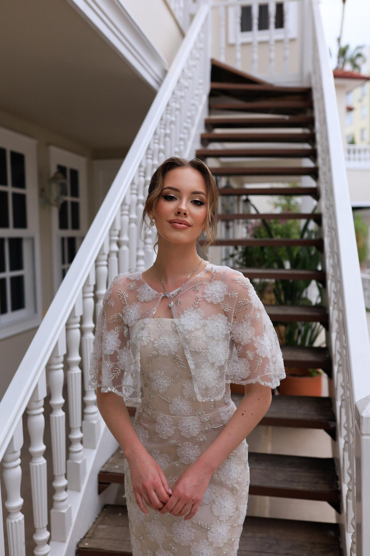 TheElsa | Kişiye Özel Üretim Abiye Elbiseler | Marsilya Pelerin Bej Dantel Kalem Özel Tasarım Nişan Abiye ElbiseDANTEL ELBİSELERMarsilya Pelerin Bej Dantel Kalem Özel Tasarım Nişan Abiye Elbise