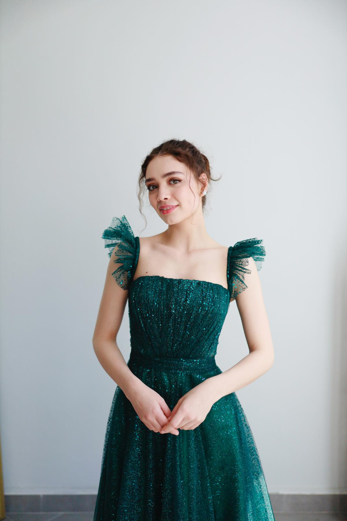 TheElsa | Kişiye Özel Üretim Abiye Elbise | Melissa Zümrüt Yeşili Özel Tasarım Simli Tül Abiye ElbiseÖZEL ÜRETİM ELBİSEMelissa Emerald Green Special Design Silvery Tulle Evening Dress