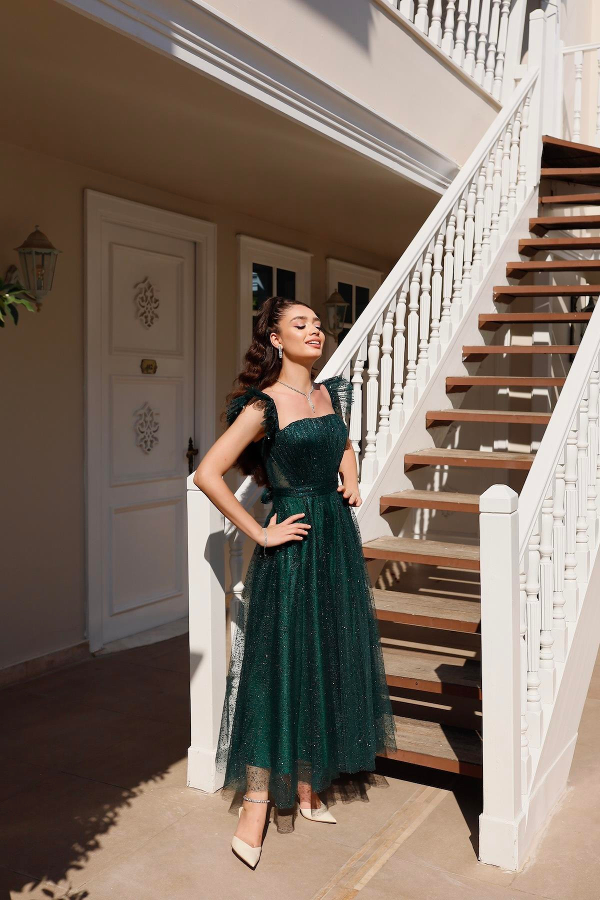 TheElsa | Kişiye Özel Üretim Abiye Elbise | Melissa Zümrüt Yeşili Özel Tasarım Simli Tül Abiye ElbiseÖZEL ÜRETİM ELBİSEMelissa Emerald Green Special Design Silvery Tulle Evening Dress