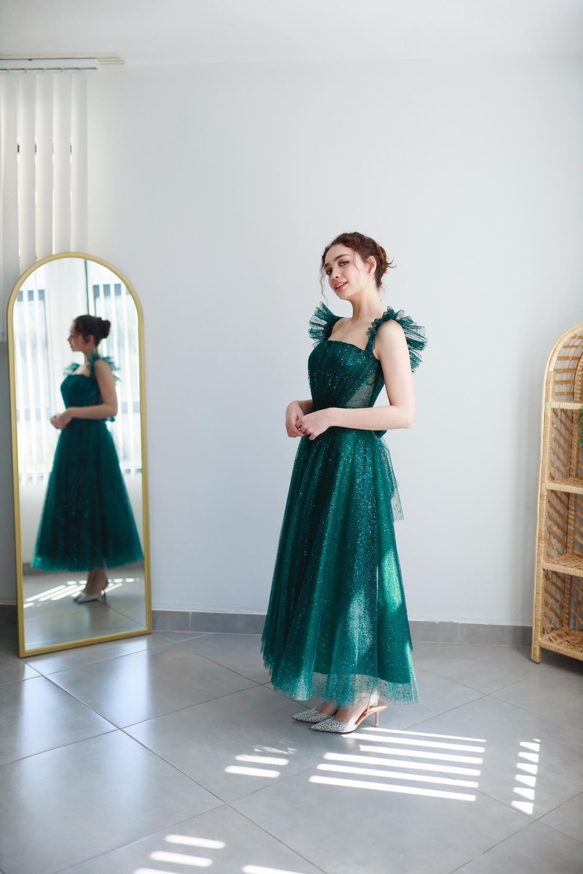 TheElsa | Kişiye Özel Üretim Abiye Elbise | Melissa Zümrüt Yeşili Özel Tasarım Simli Tül Abiye ElbiseÖZEL ÜRETİM ELBİSEMelissa Emerald Green Special Design Silvery Tulle Evening Dress