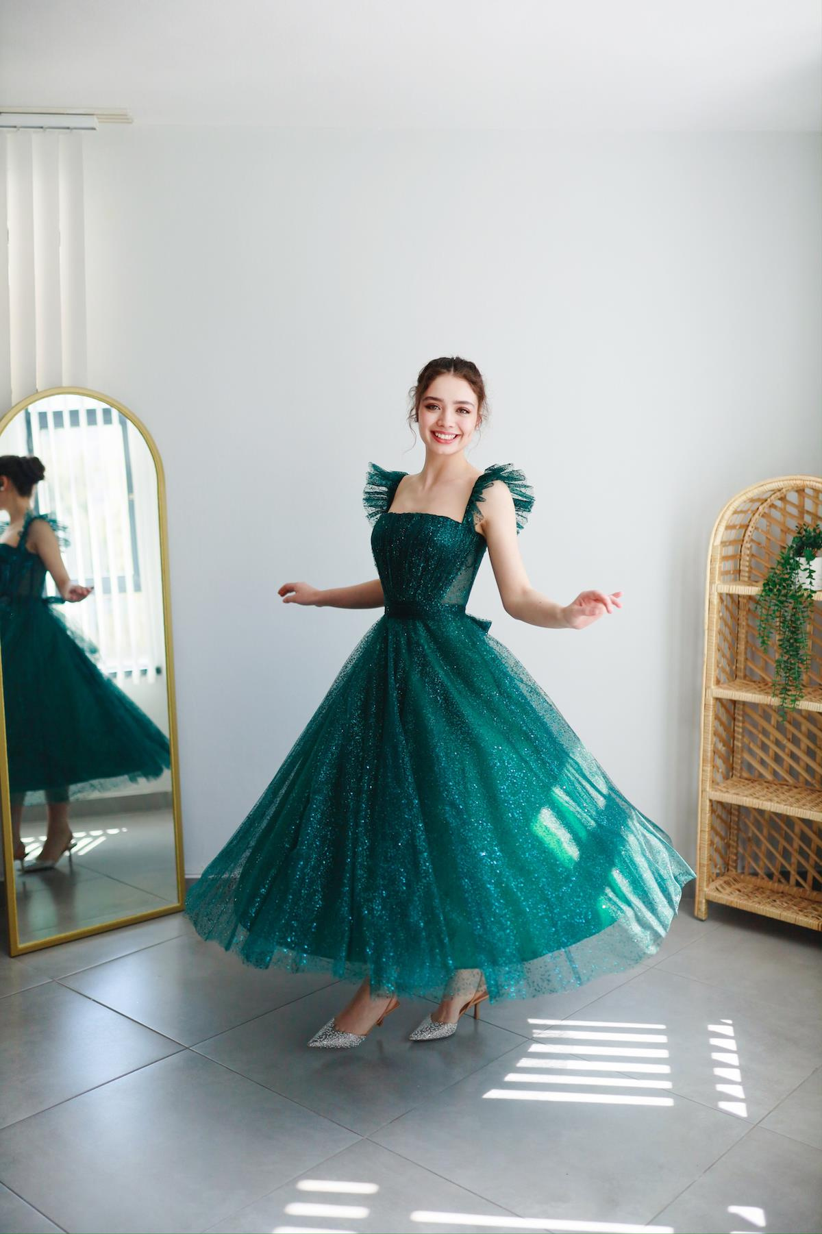 TheElsa | Kişiye Özel Üretim Abiye Elbise | Melissa Zümrüt Yeşili Özel Tasarım Simli Tül Abiye ElbiseÖZEL ÜRETİM ELBİSEMelissa Emerald Green Special Design Silvery Tulle Evening Dress