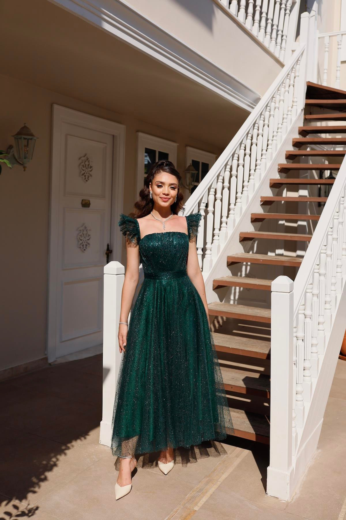 TheElsa | Kişiye Özel Üretim Abiye Elbise | Melissa Zümrüt Yeşili Özel Tasarım Simli Tül Abiye ElbiseÖZEL ÜRETİM ELBİSEMelissa Emerald Green Special Design Silvery Tulle Evening Dress