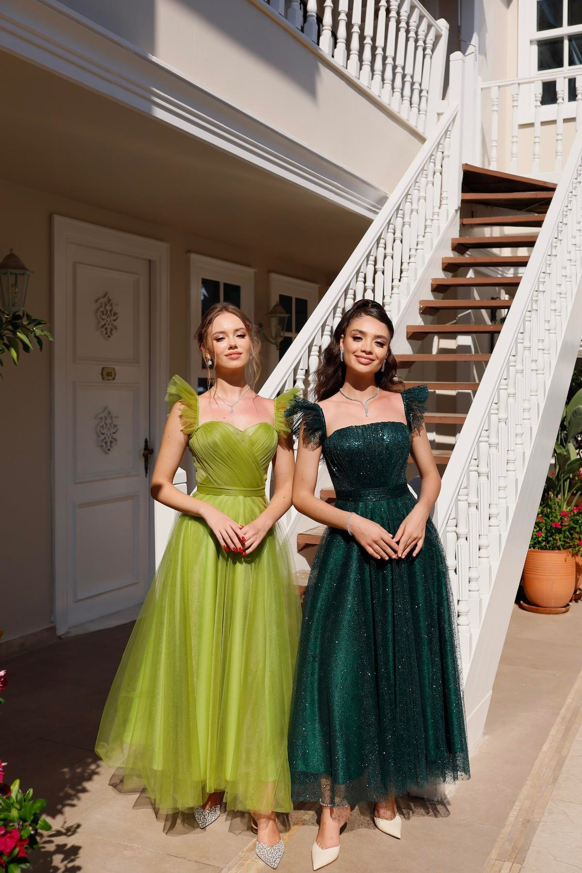 TheElsa | Kişiye Özel Üretim Abiye Elbise | Melissa Zümrüt Yeşili Özel Tasarım Simli Tül Abiye ElbiseÖZEL ÜRETİM ELBİSEMelissa Emerald Green Special Design Silvery Tulle Evening Dress