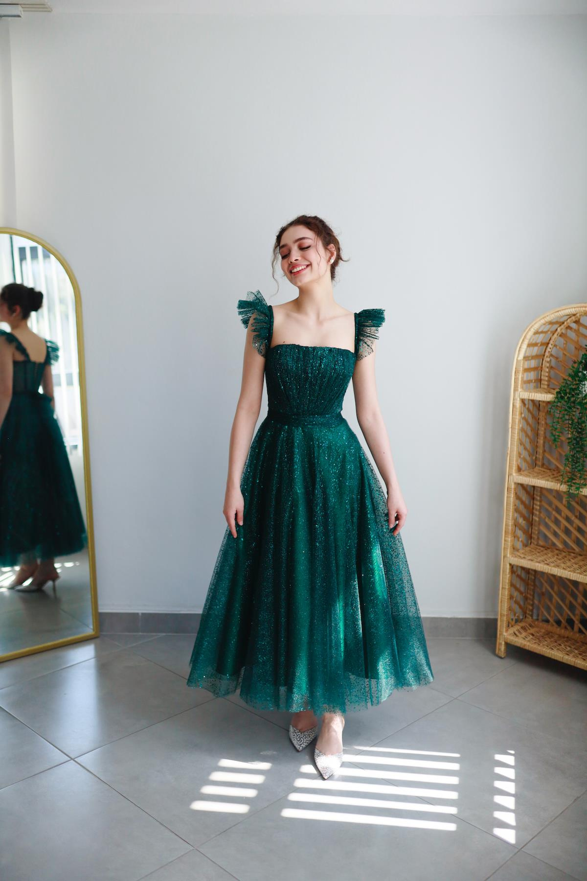TheElsa | Kişiye Özel Üretim Abiye Elbise | Melissa Zümrüt Yeşili Özel Tasarım Simli Tül Abiye ElbiseÖZEL ÜRETİM ELBİSEMelissa Emerald Green Special Design Silvery Tulle Evening Dress