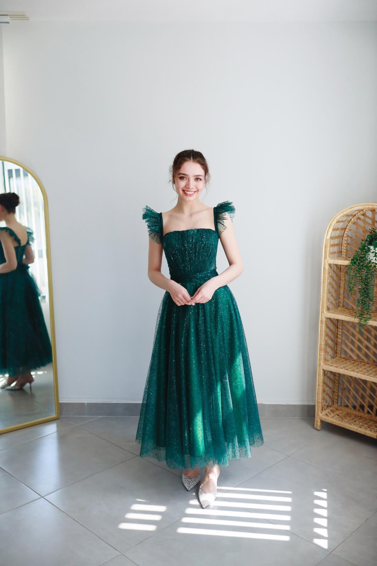 TheElsa | Kişiye Özel Üretim Abiye Elbise | Melissa Zümrüt Yeşili Özel Tasarım Simli Tül Abiye ElbiseÖZEL ÜRETİM ELBİSEMelissa Emerald Green Special Design Silvery Tulle Evening Dress