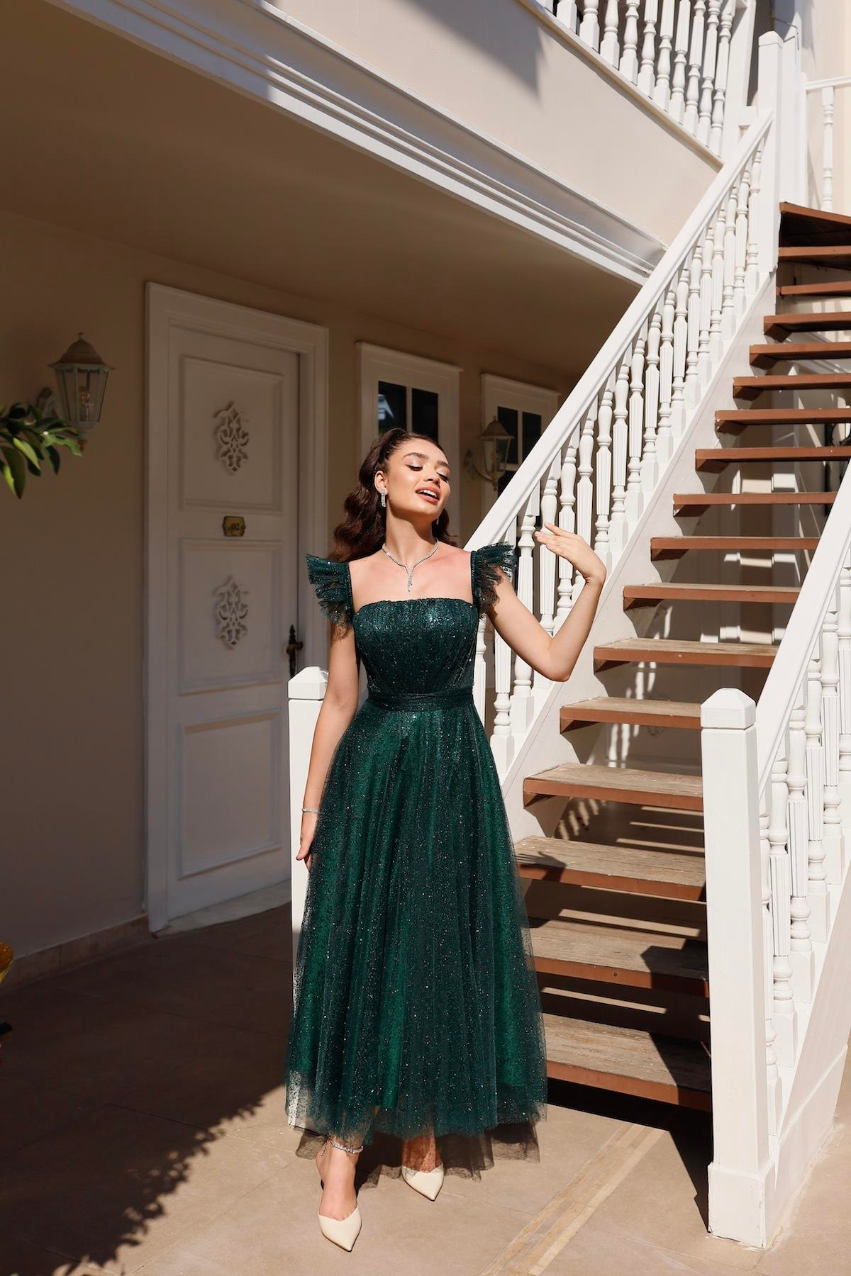 TheElsa | Kişiye Özel Üretim Abiye Elbise | Melissa Zümrüt Yeşili Özel Tasarım Simli Tül Abiye ElbiseÖZEL ÜRETİM ELBİSEMelissa Emerald Green Special Design Silvery Tulle Evening Dress