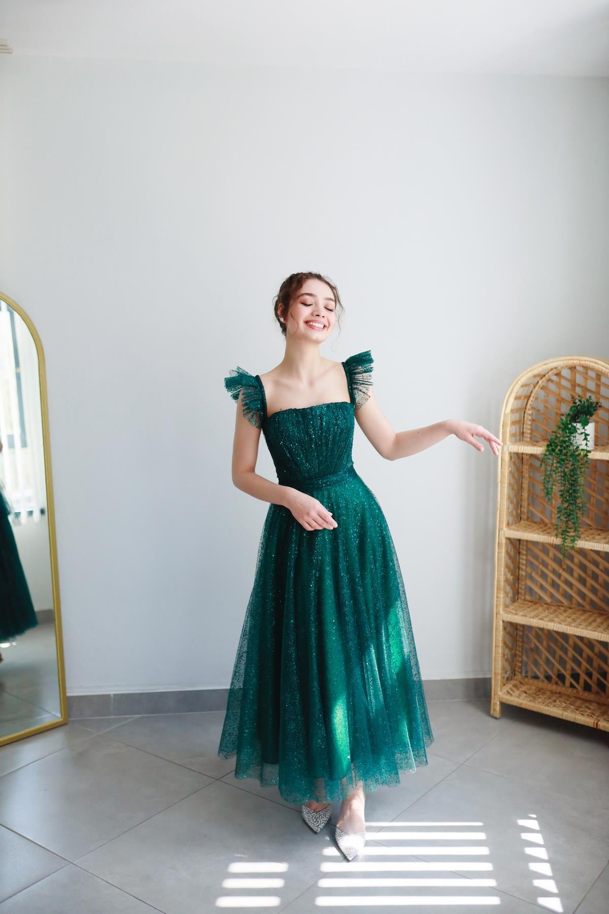 TheElsa | Kişiye Özel Üretim Abiye Elbise | Melissa Zümrüt Yeşili Özel Tasarım Simli Tül Abiye ElbiseÖZEL ÜRETİM ELBİSEMelissa Emerald Green Special Design Silvery Tulle Evening Dress