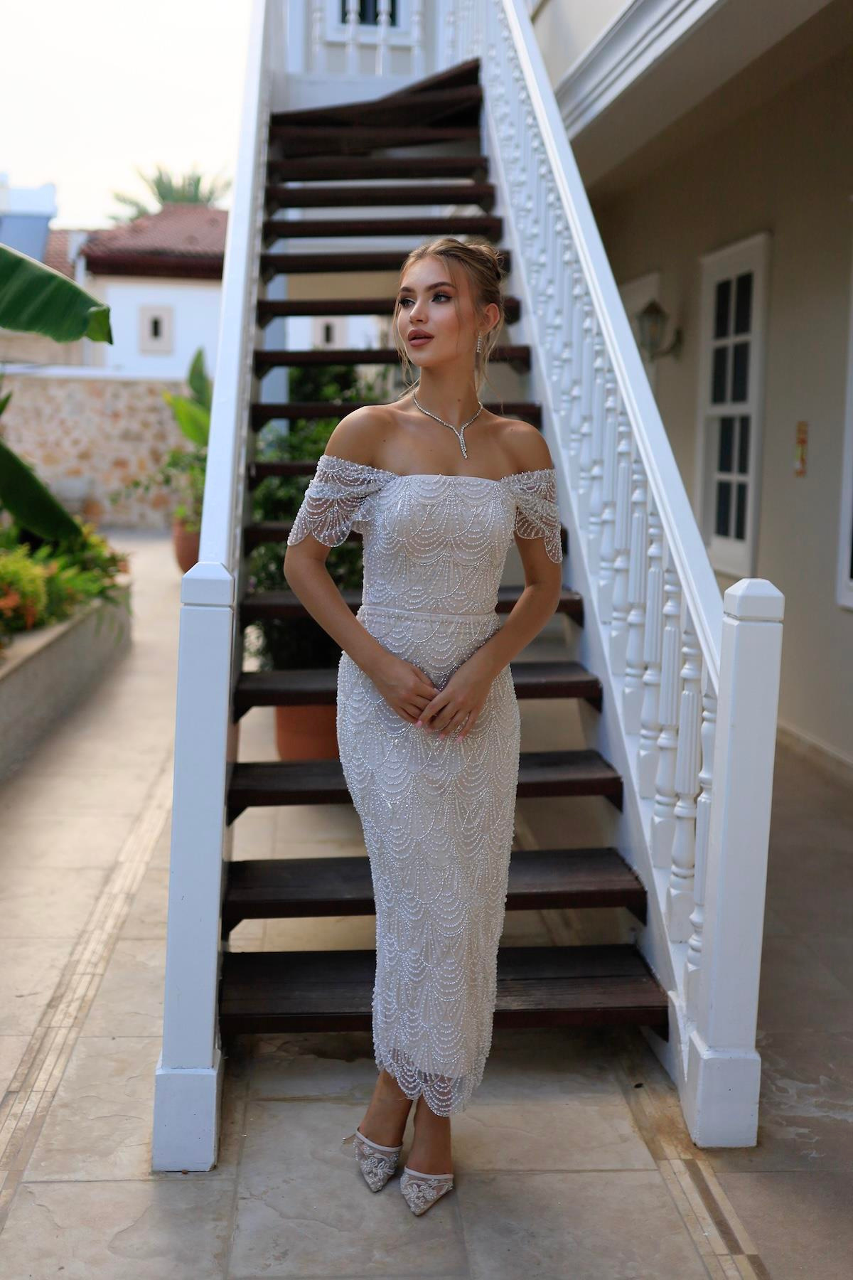 TheElsa | MONICA DÜŞÜK KOL KALEMDANTEL ELBİSELERMonica Düşük Kol Kalem Özel Tasarım Dantel Nişan Nikah Elbisesi
