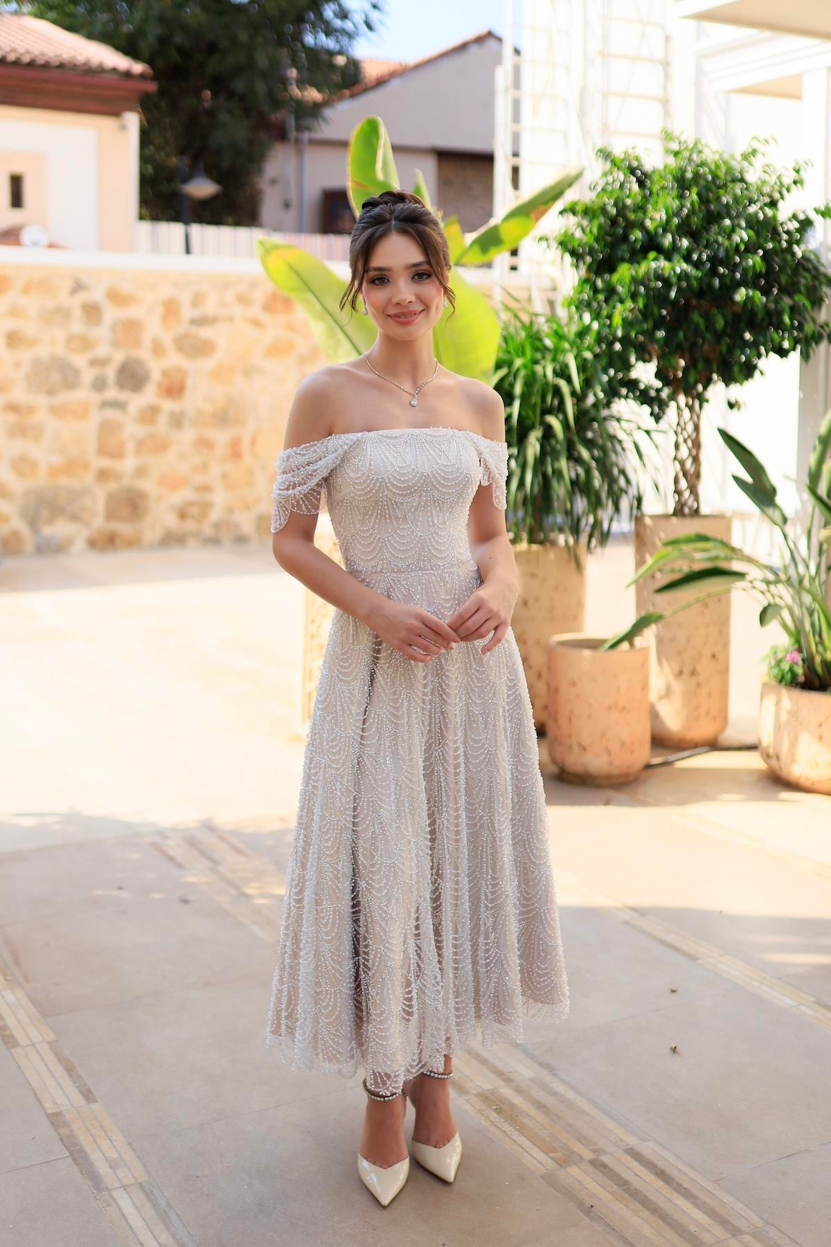 TheElsa | MONICA DÜŞÜK KOL PRENSESÖZEL ÜRETİM TASARIM ELBİSELERMonica Düşük Kol Prenses Özel Tasarım Dantel Nişan Nikah Elbisesi