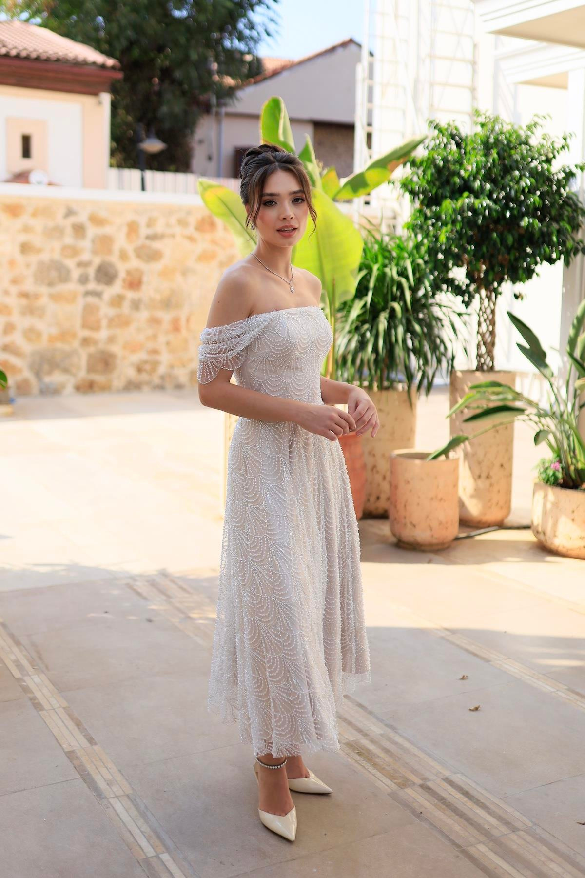 TheElsa | MONICA DÜŞÜK KOL PRENSESÖZEL ÜRETİM TASARIM ELBİSELERMonica Düşük Kol Prenses Özel Tasarım Dantel Nişan Nikah Elbisesi