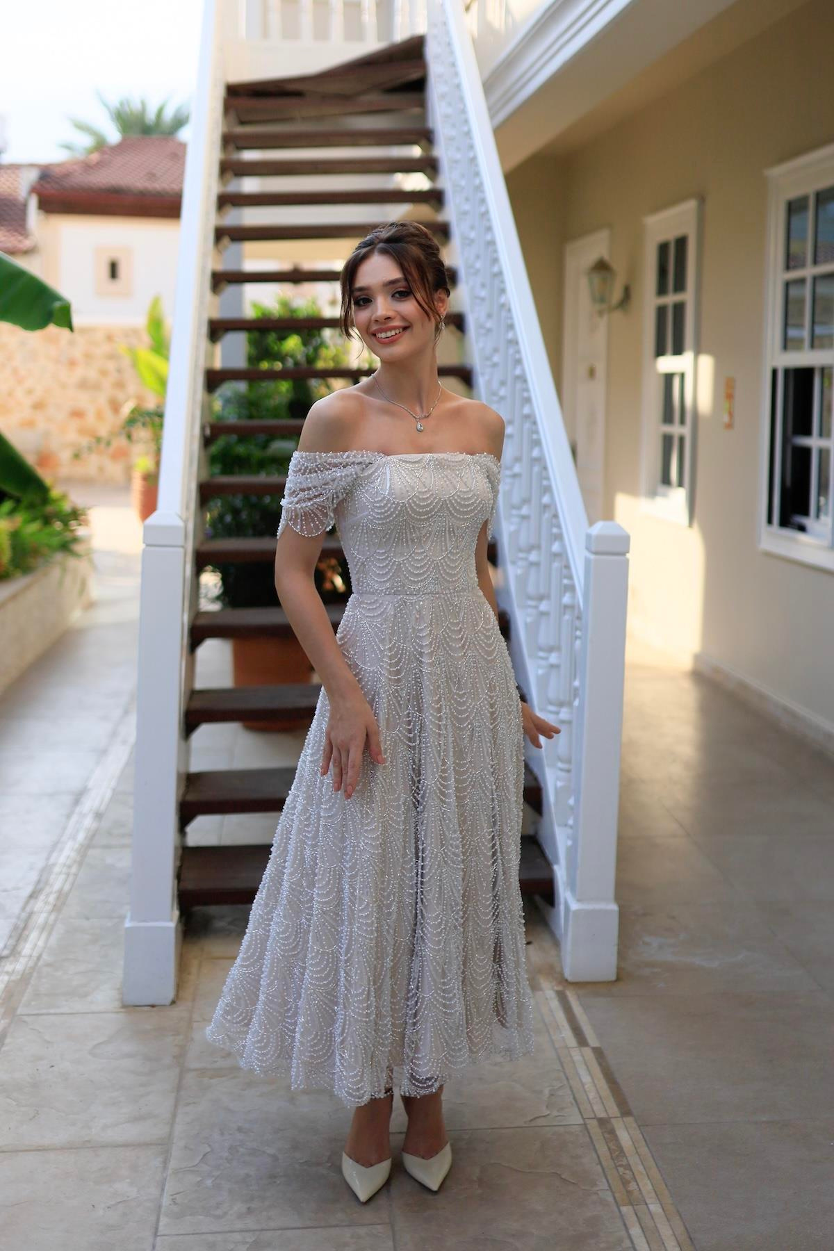 TheElsa | MONICA DÜŞÜK KOL PRENSESÖZEL ÜRETİM TASARIM ELBİSELERMonica Düşük Kol Prenses Özel Tasarım Dantel Nişan Nikah Elbisesi