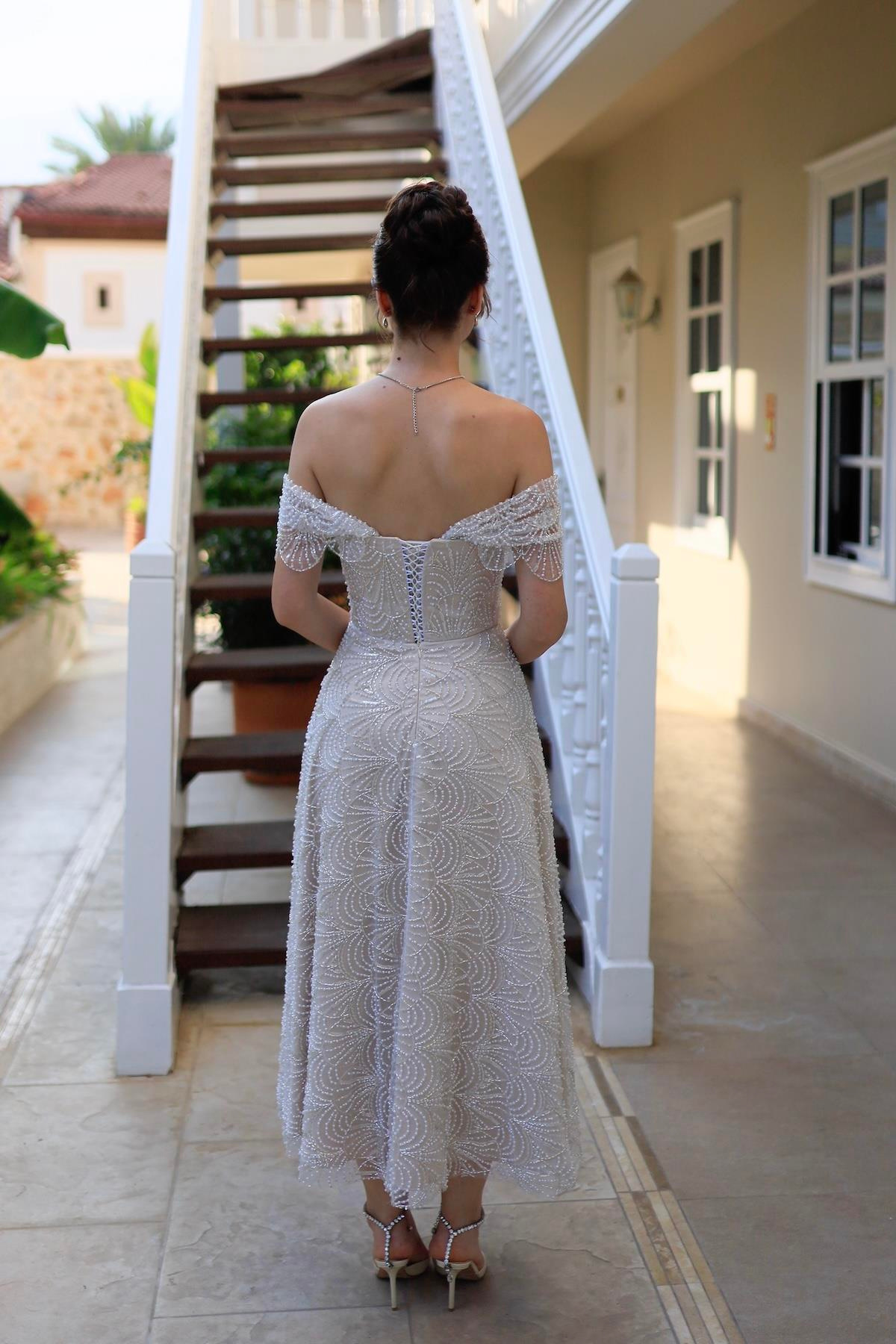 TheElsa | MONICA DÜŞÜK KOL PRENSESÖZEL ÜRETİM TASARIM ELBİSELERMonica Düşük Kol Prenses Özel Tasarım Dantel Nişan Nikah Elbisesi