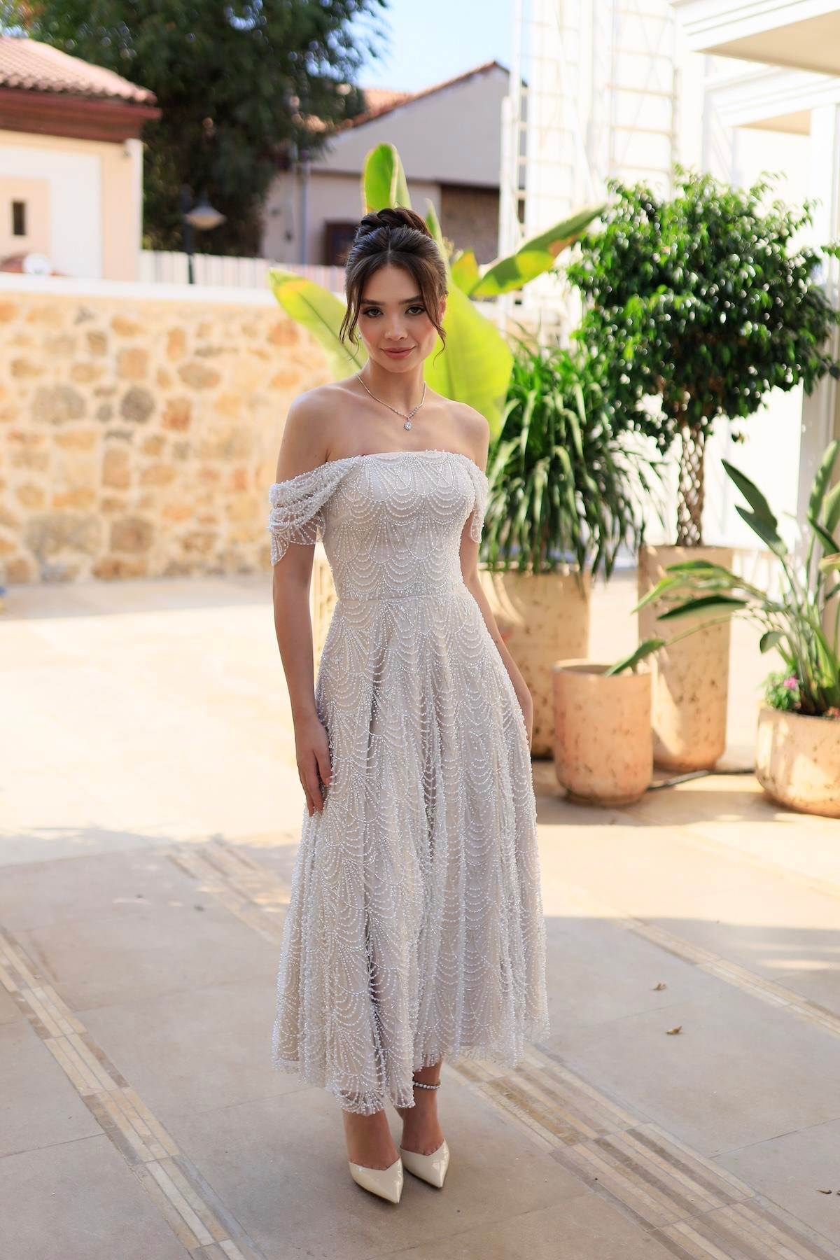 TheElsa | MONICA DÜŞÜK KOL PRENSESÖZEL ÜRETİM TASARIM ELBİSELERMonica Düşük Kol Prenses Özel Tasarım Dantel Nişan Nikah Elbisesi