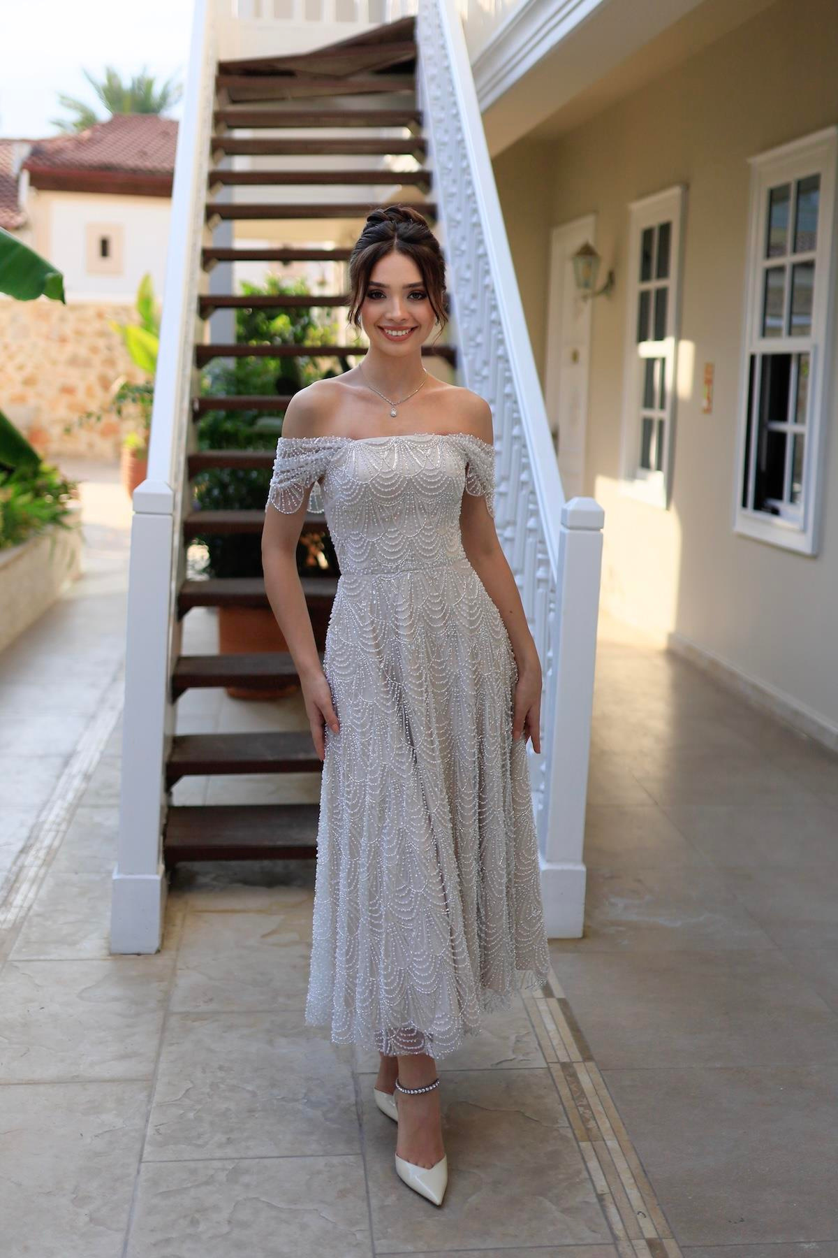 TheElsa | MONICA DÜŞÜK KOL PRENSESÖZEL ÜRETİM TASARIM ELBİSELERMonica Düşük Kol Prenses Özel Tasarım Dantel Nişan Nikah Elbisesi