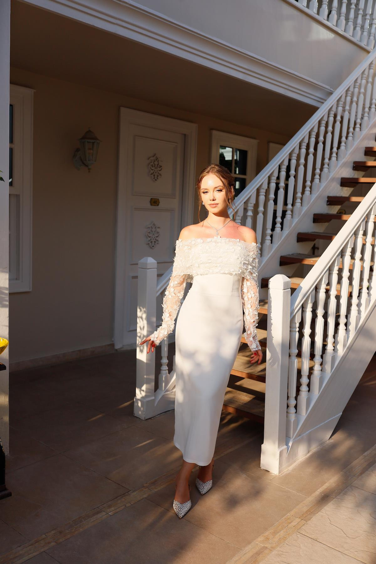 TheElsa | Kişiye Özel Üretim Abiye Elbise | Piraye Beyaz Özel Tasarım Dantel Detaylı Kalem Nikah Nişan ElbisesiÖZEL ÜRETİM ELBİSEPiraye White Special Design Lace Detailed Pencil Wedding Engagement Dress