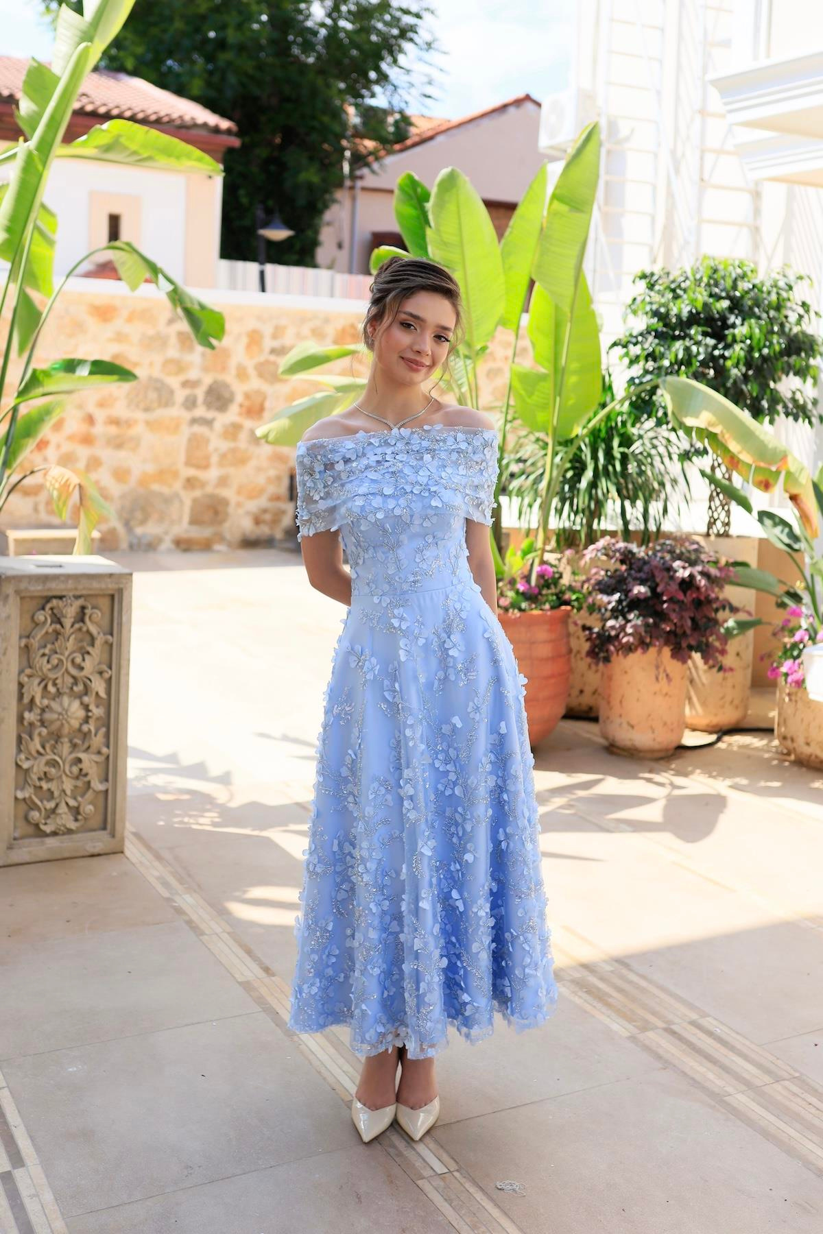 TheElsa | Kişiye Özel Üretim Abiye Elbise | Prenses Lavinya Bebek Mavi Çiçekli Özel Tasarım Dantel Abiye ElbiseDANTEL ELBİSELERPrincess Lavinya Baby Blue Floral Special Design Lace Evening Dress