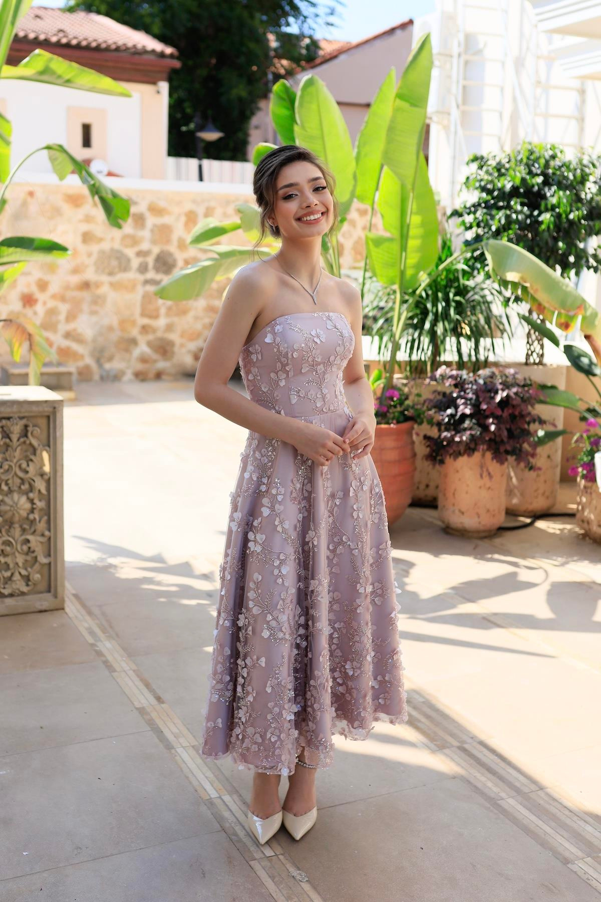 TheElsa | Kişiye Özel Üretim Abiye Elbise | Prenses Lavinya Pudra Çiçekli Özel Tasarım Dantel Abiye ElbiseÖZEL ÜRETİM ELBİSEPrincess Lavinya Powder Floral Special Design Lace Evening Dress