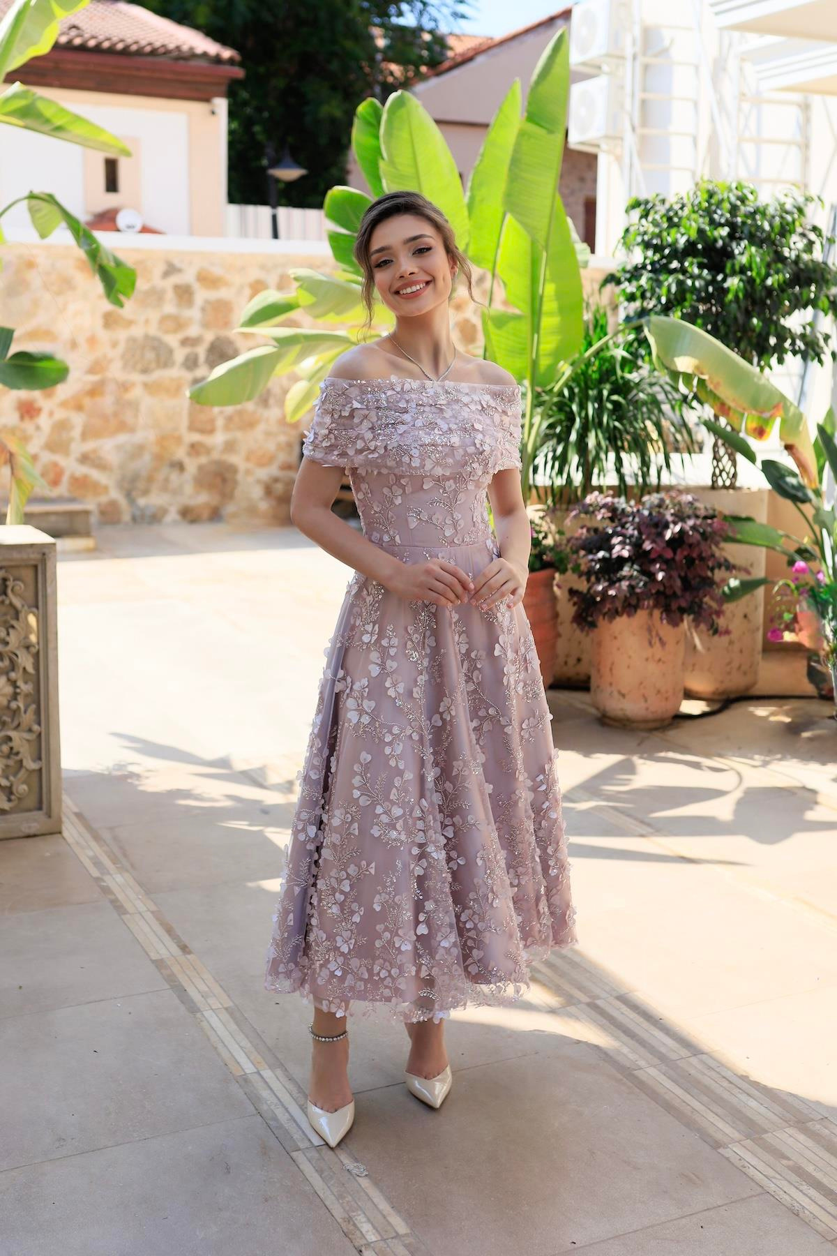 TheElsa | Kişiye Özel Üretim Abiye Elbise | Prenses Lavinya Pudra Çiçekli Özel Tasarım Dantel Abiye ElbiseÖZEL ÜRETİM ELBİSEPrincess Lavinya Powder Floral Special Design Lace Evening Dress