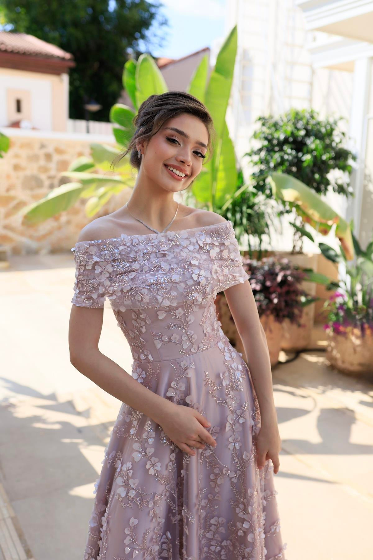 TheElsa | Kişiye Özel Üretim Abiye Elbise | Prenses Lavinya Pudra Çiçekli Özel Tasarım Dantel Abiye ElbiseÖZEL ÜRETİM ELBİSEPrincess Lavinya Powder Floral Special Design Lace Evening Dress