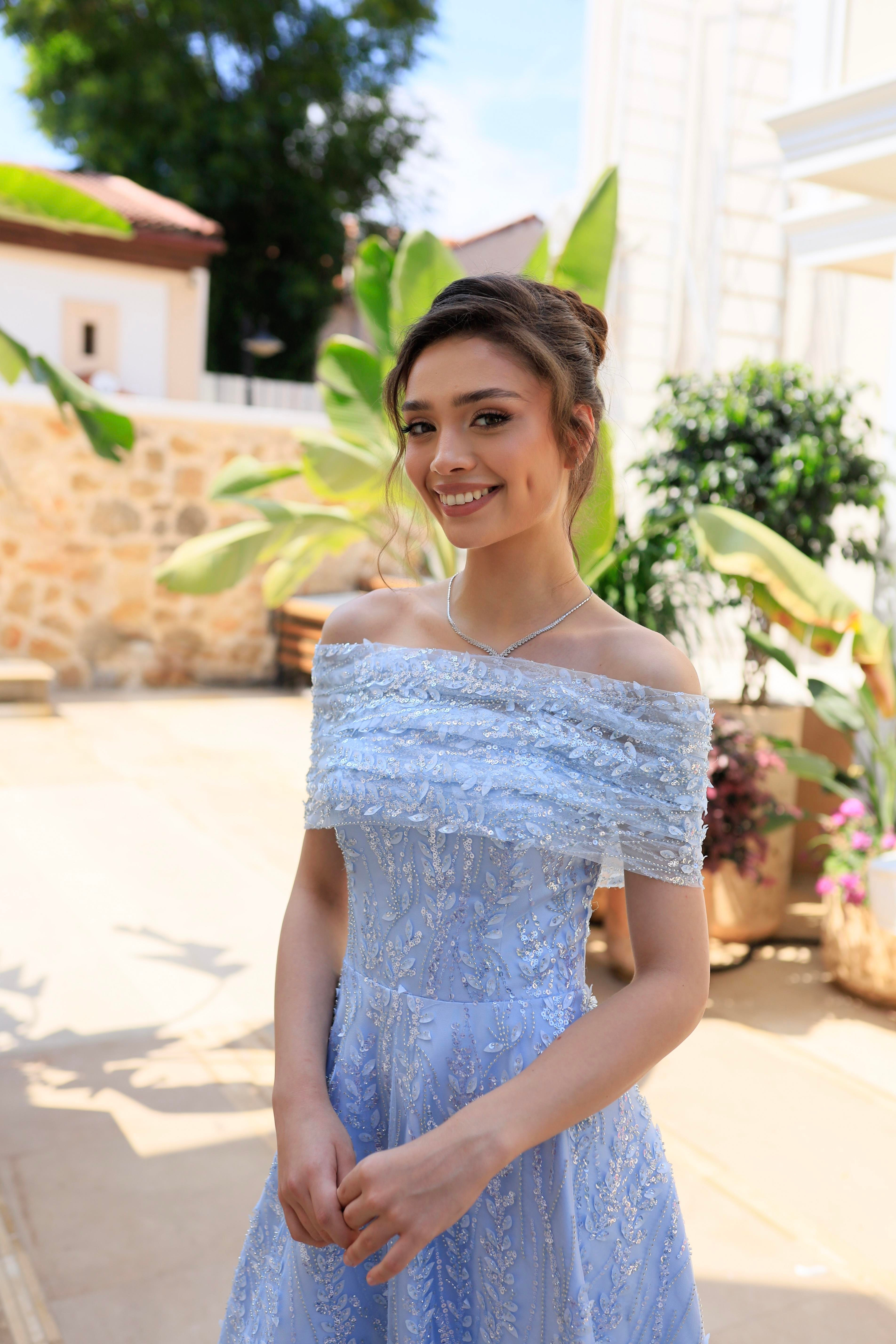 TheElsa | PRENSES MİRANDA MAVİDANTEL ELBİSELERPrenses Miranda Mavi Çiçekli Özel Tasarım Dantel Abiye Elbise