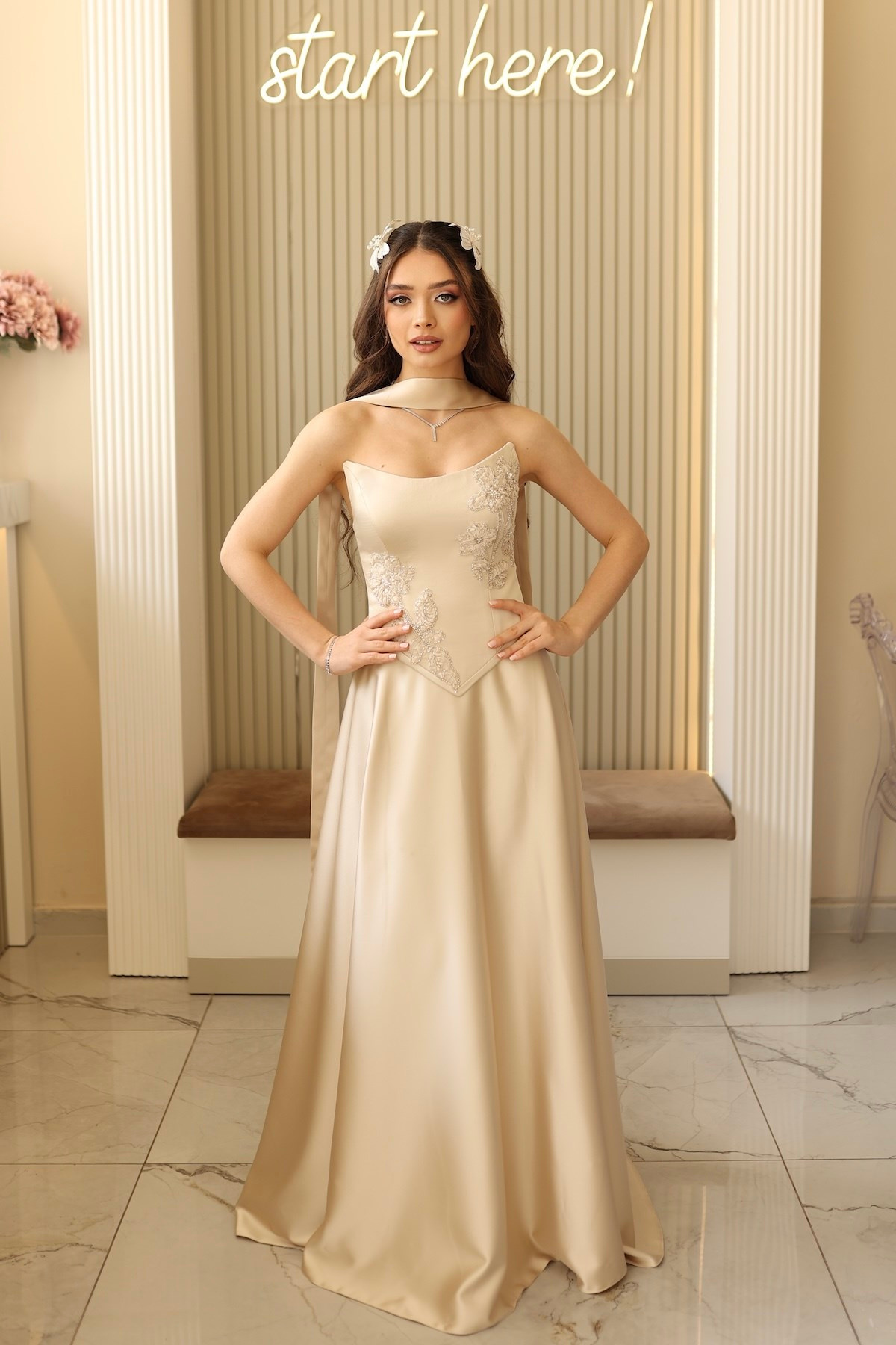 TheElsa | Serena Bej PrensesSADE ELBİSELERSerena Bej Prenses Korseli Uzun Saten Nişan Davet Elbisesi