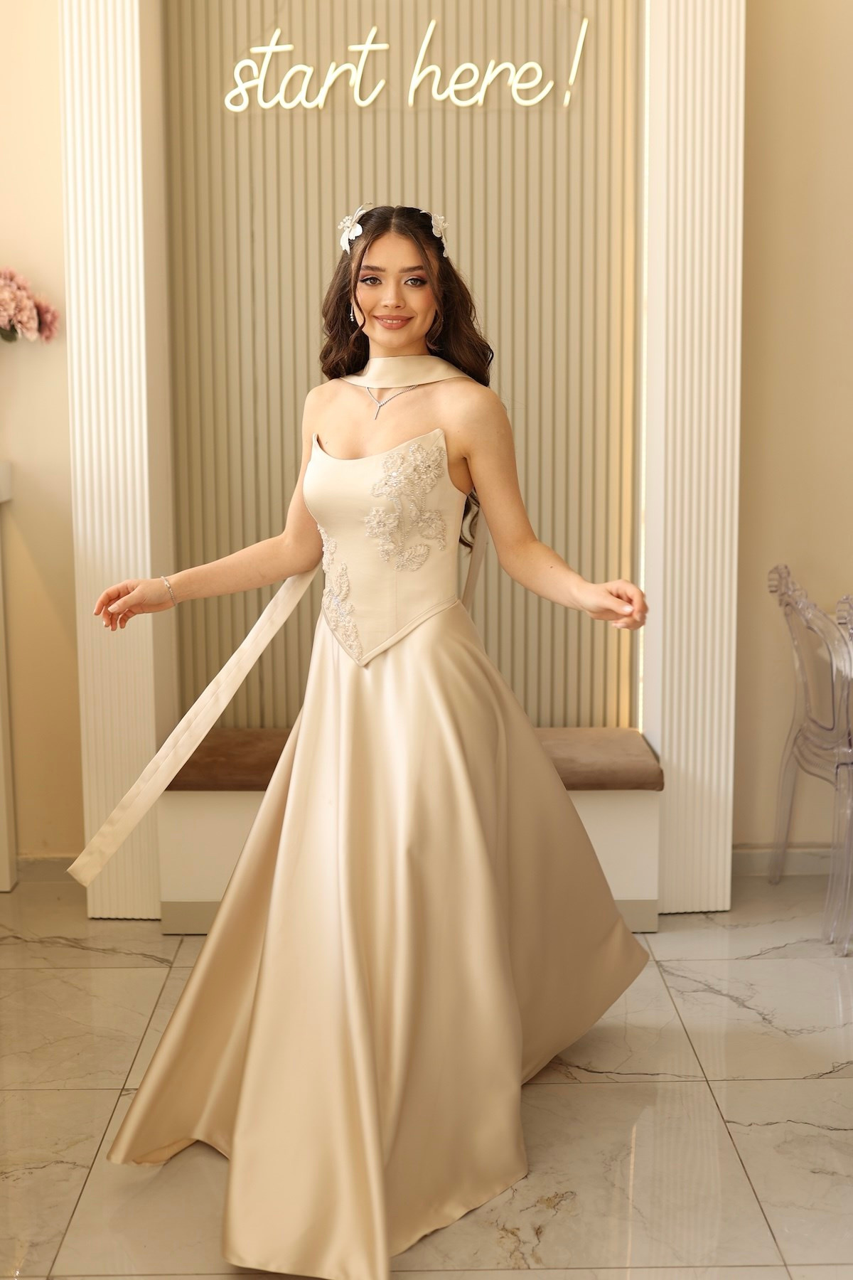 TheElsa | Serena Bej PrensesSADE ELBİSELERSerena Bej Prenses Korseli Uzun Saten Nişan Davet Elbisesi