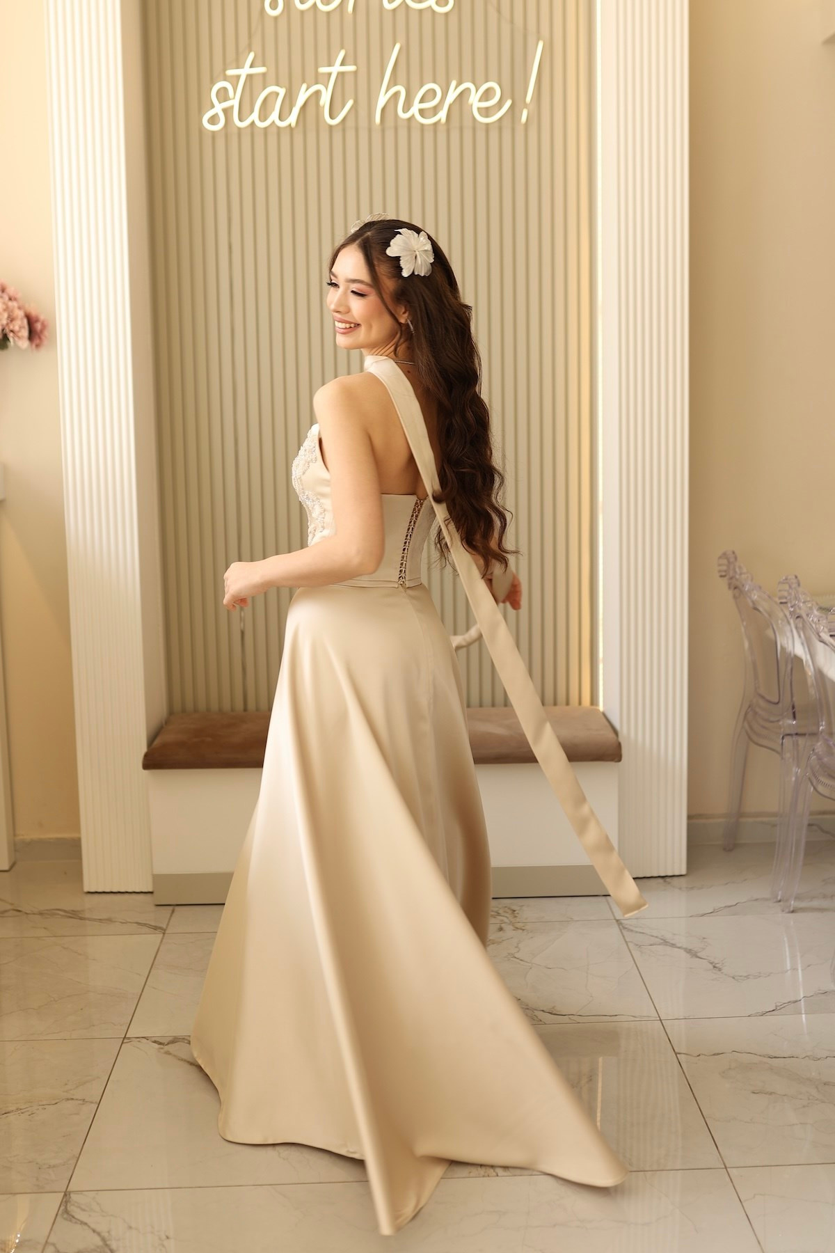 TheElsa | Serena Bej PrensesSADE ELBİSELERSerena Bej Prenses Korseli Uzun Saten Nişan Davet Elbisesi