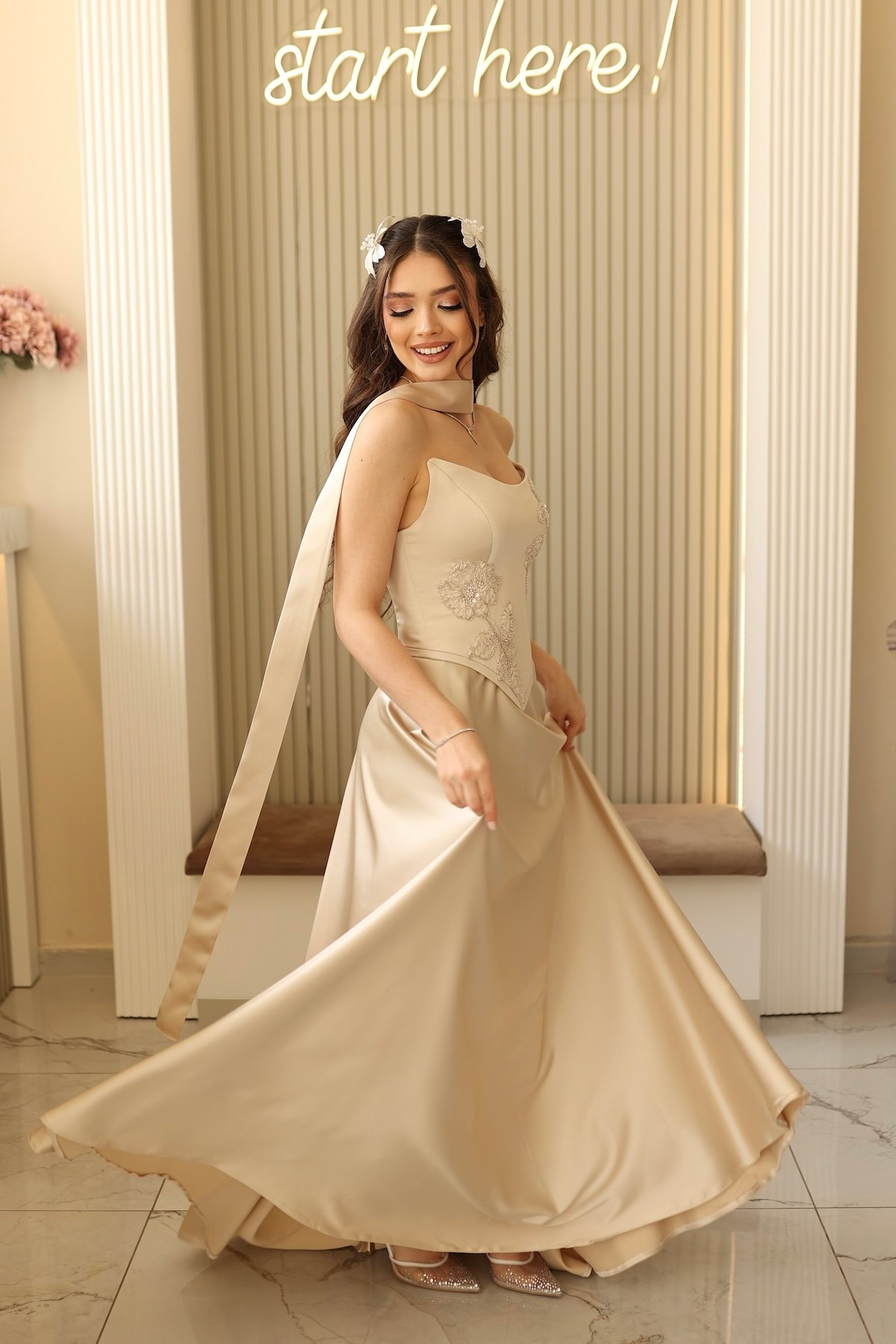 TheElsa | Serena Bej PrensesSADE ELBİSELERSerena Bej Prenses Korseli Uzun Saten Nişan Davet Elbisesi