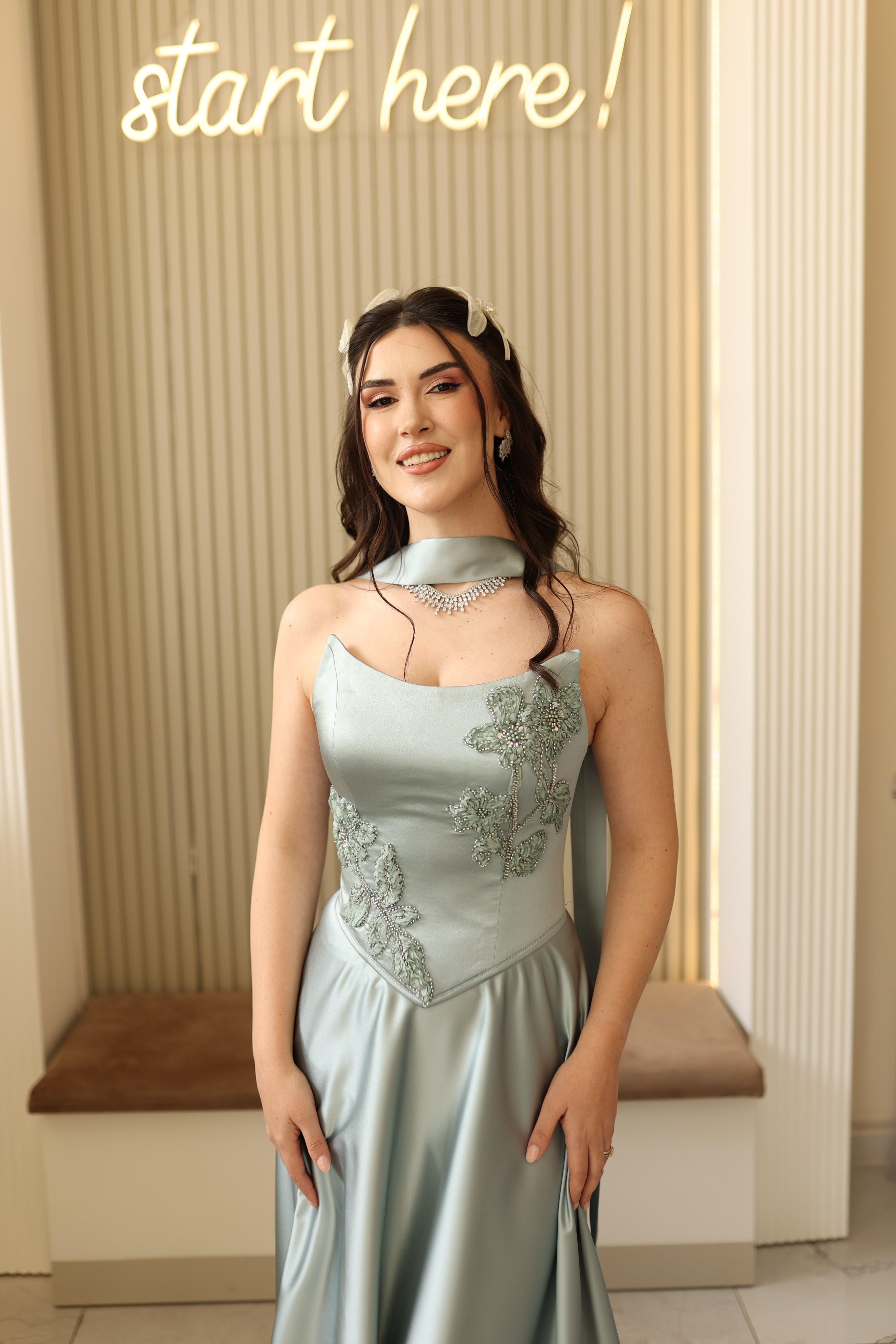 TheElsa | Serena Yeşil Prenses Saten ŞalSADE ELBİSELERSerena Yeşil Prenses Saten Şal Korseli Uzun Saten Nişan Davet Elbisesi