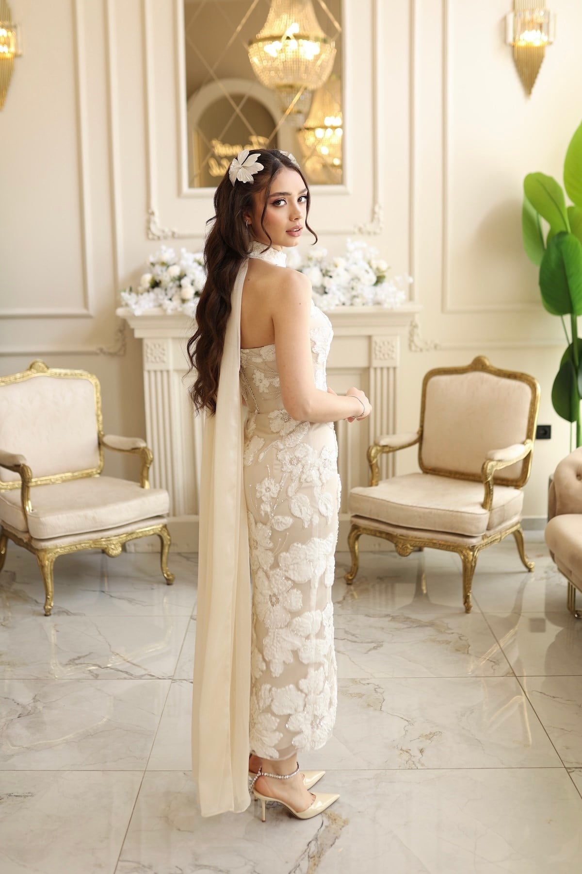 TheElsa | Sindirella Beyaz Halter YakaBEYAZ DANTEL ELBİSELERSindirella Beyaz Halter Yaka Çiçekli Özel Tasarım Dantel Abiye Elbise
