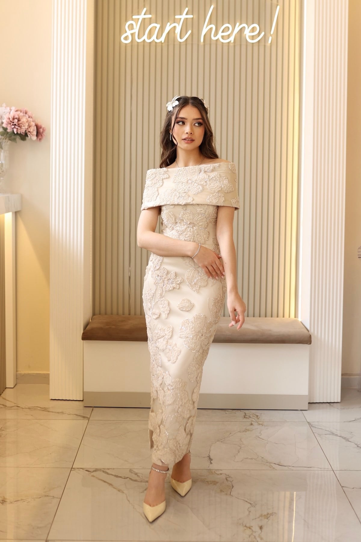 TheElsa | Sindirella Kalem Bej Saten BoleroRENKLİ DANTEL ELBİSELERSindirella Kalem Bej Saten Bolero Çiçekli Özel Tasarım Dantel Abiye Elbise
